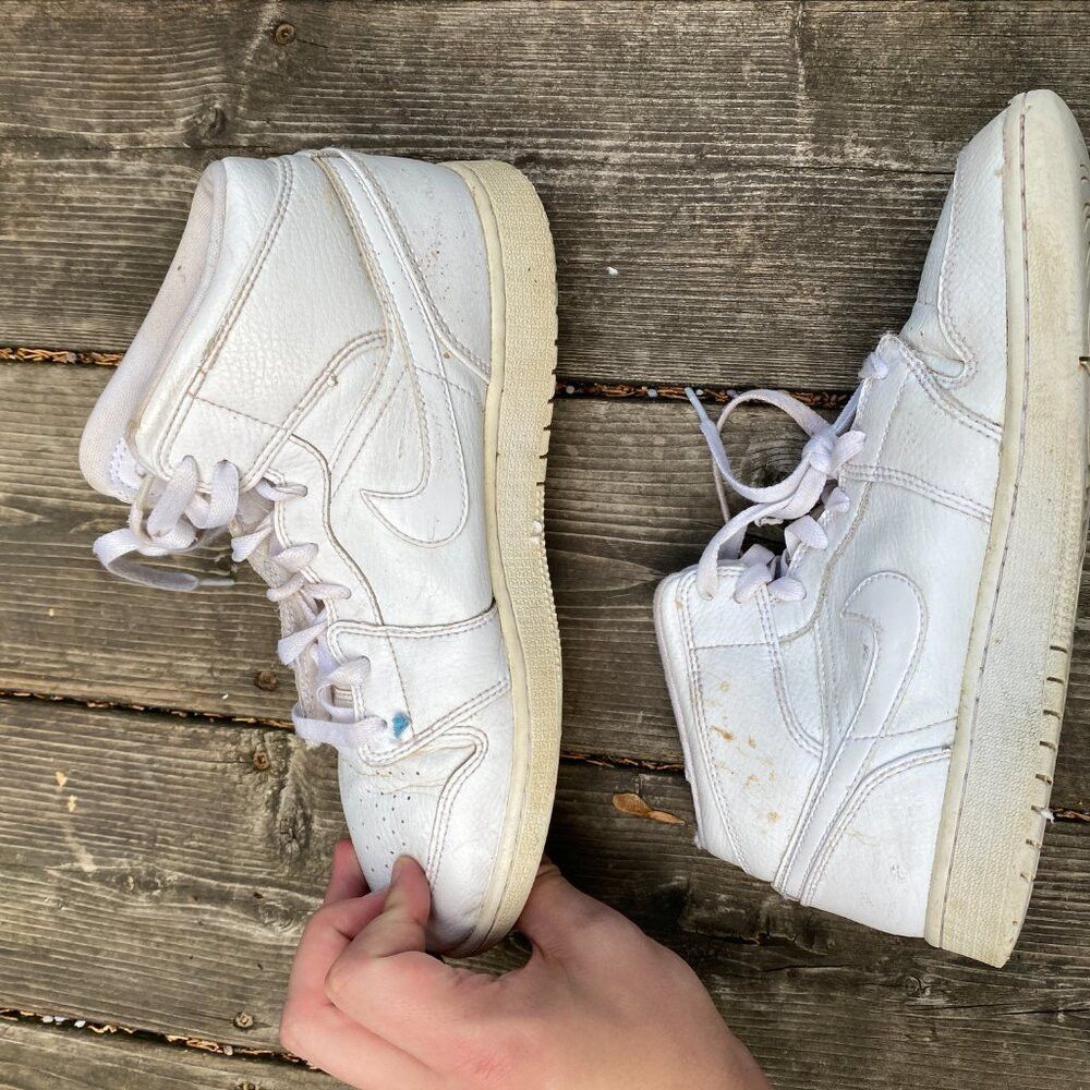 Jordan Brand Nike Air Jordan 1 Retro Mid Triple White Size 7 Size US 7 / EU 40 - 4 Thumbnail