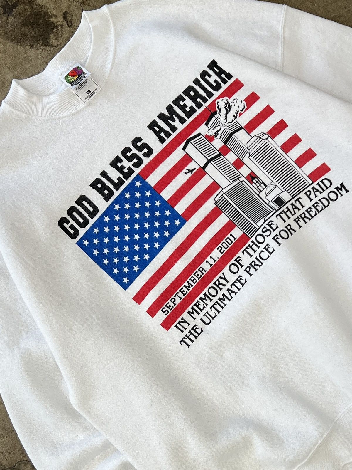 Vintage Vintage 2001 9/11 God Bless America Twin Towers Crewneck XL Size US XL / EU 56 / 4 - 1 Thumbnail