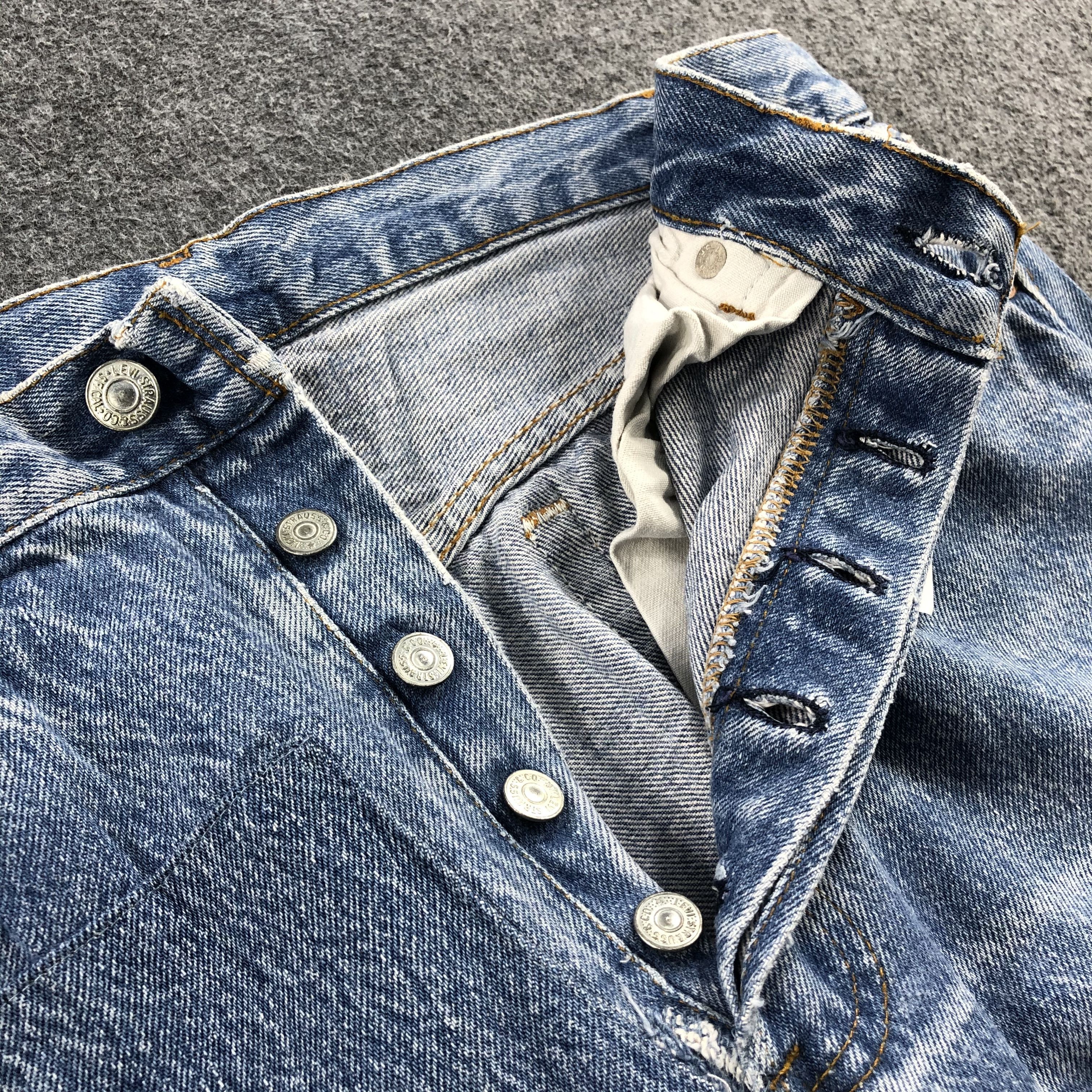 Levi's Vintage 80s Light Wash Levis 501 Jeans-JM868 Size US 32 / EU 48 - 8 Thumbnail