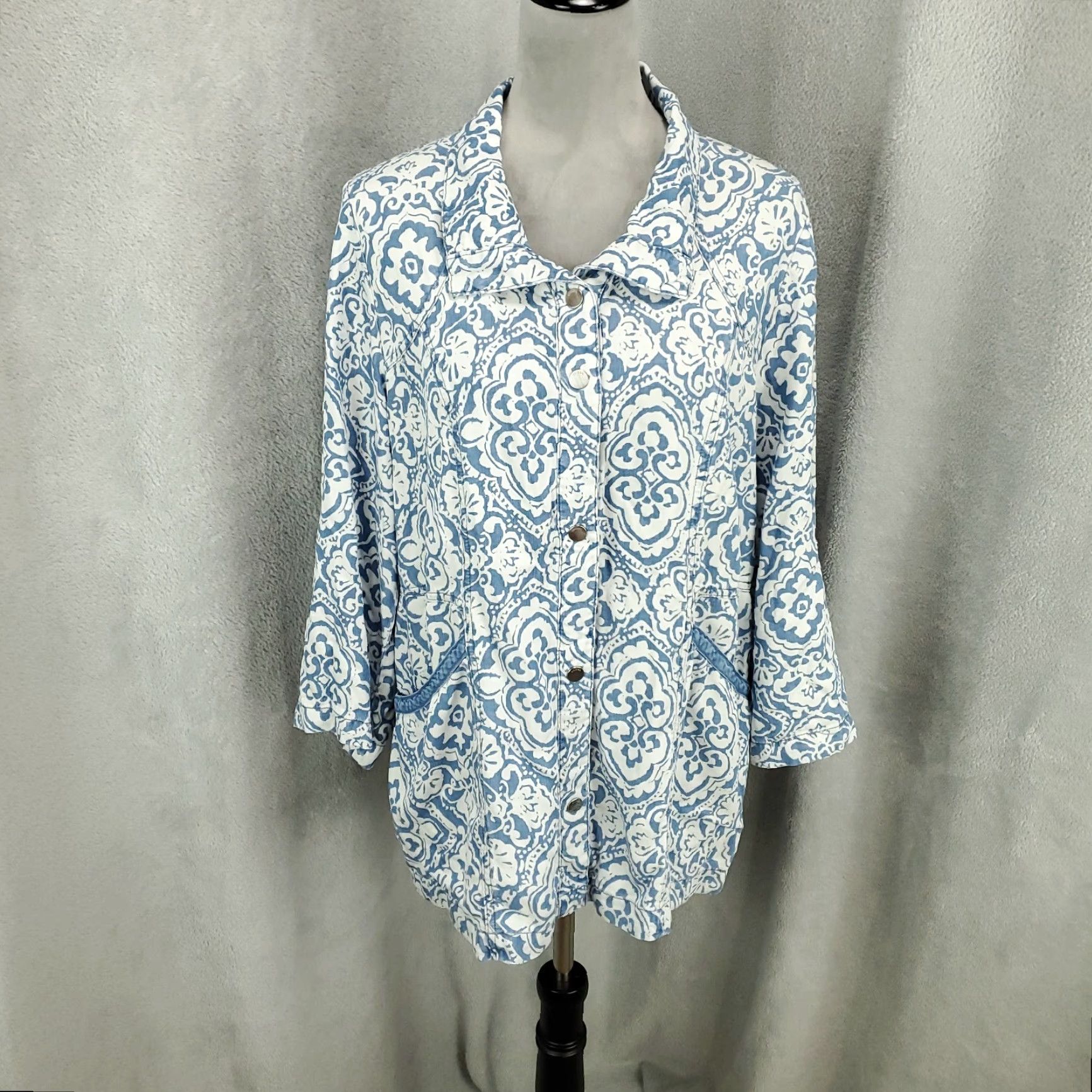 Vintage Chicos Shirt Womens M Blue White Chambray Button-Up Roll Tab Sleeve Shacket Geometric Pockets Vintage No Menus? Size M / US 6-8 / IT 42-44 - 2 Thumbnail