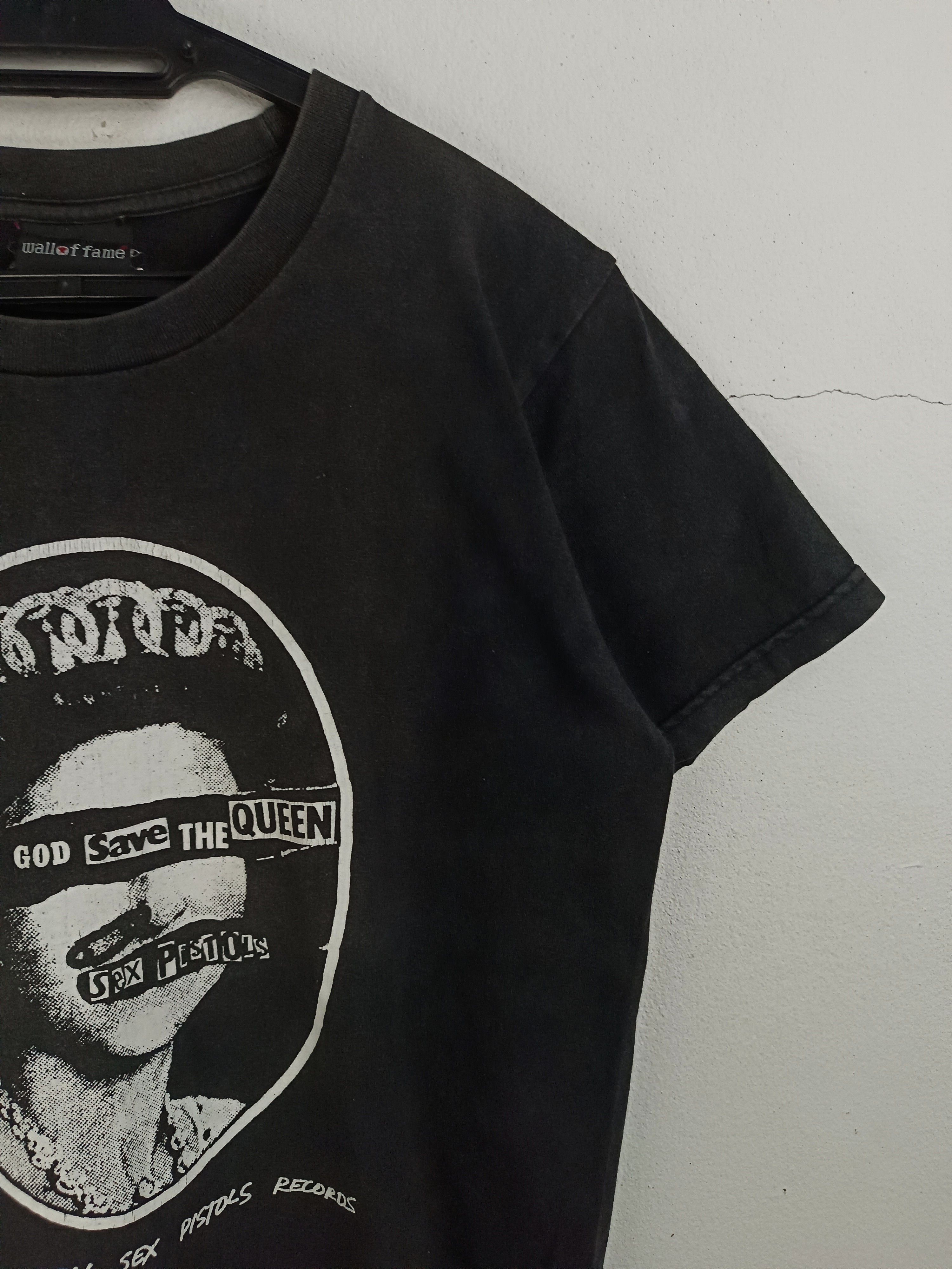 Band Tees VINTAGE FADED 2000s SEX PISTOLS GOD SAVE THE QUEEN clash Size US S / EU 44-46 / 1 - 6 Thumbnail