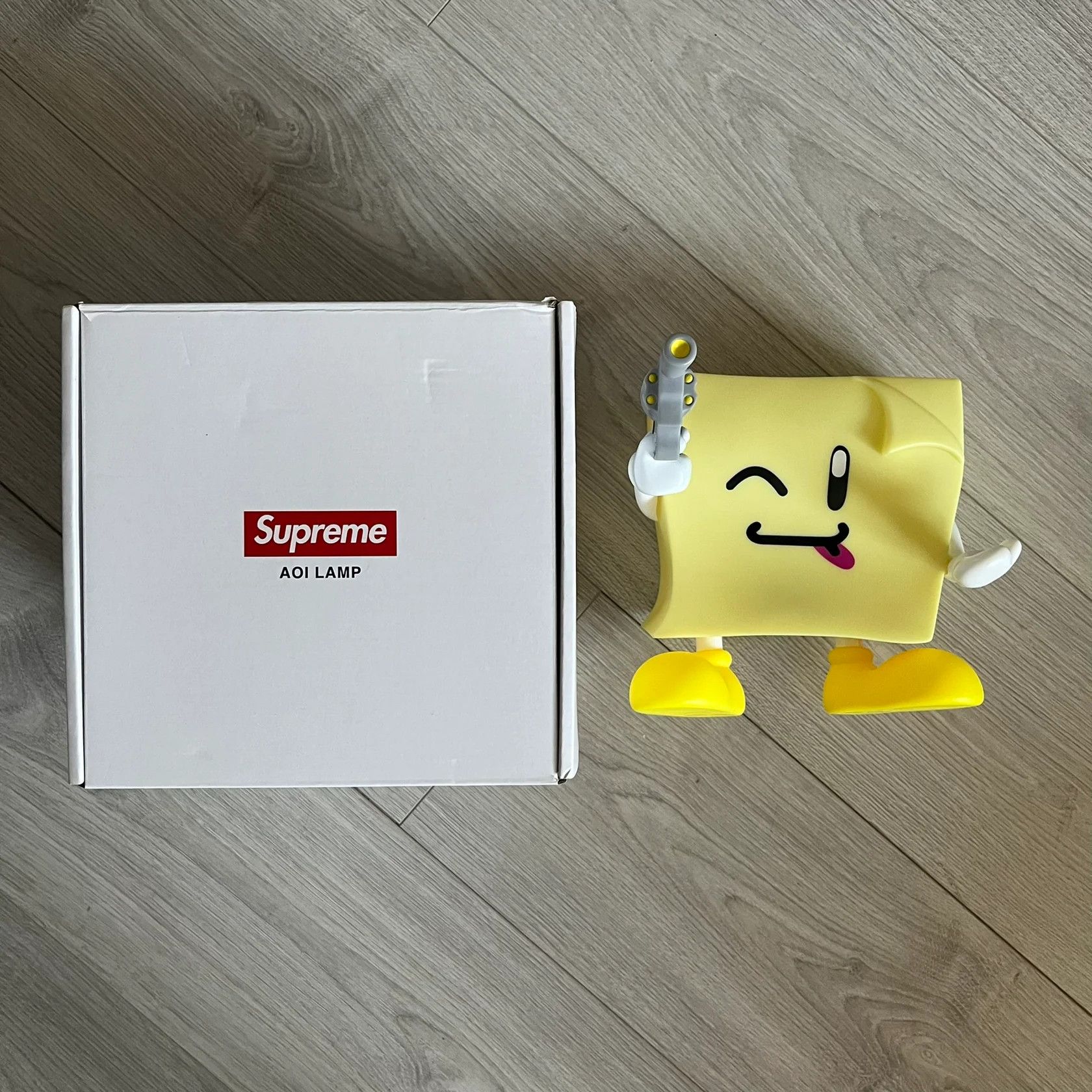 テーブルスタンド Supreme - Supreme Sticky Note Molded Lamp &quot;Yellow&quot; Supreme Sticky Note Molded Lamp AOI SS22 In Hand | eBay