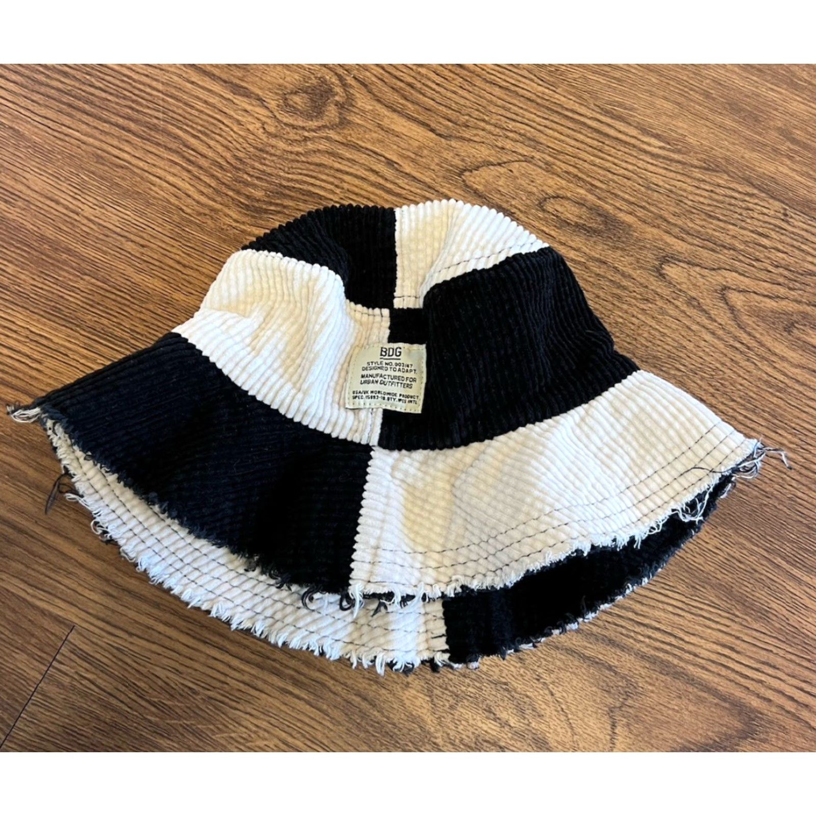 Urban Outfitters VINTAGE Urban Outfitters BDG Women's Bucket Hat Corduroy Cream And Black Size ONE SIZE - 2 Thumbnail