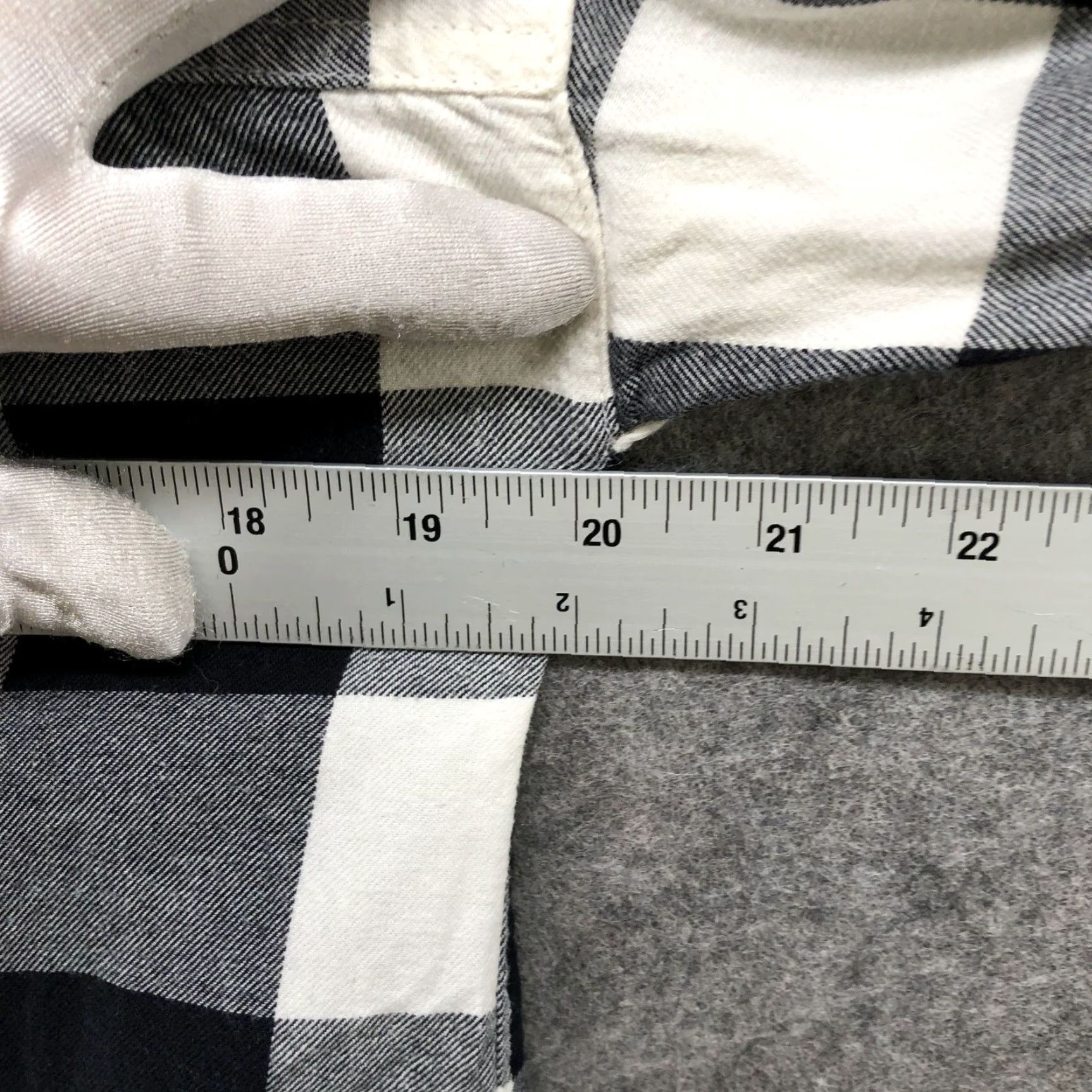 Old Navy Old Navy Boyfriend Flannel Shirt Womens S Black White Check Plaid Button-Up Casual Fall Winter Size S / US 4 / IT 40 - 7 Thumbnail