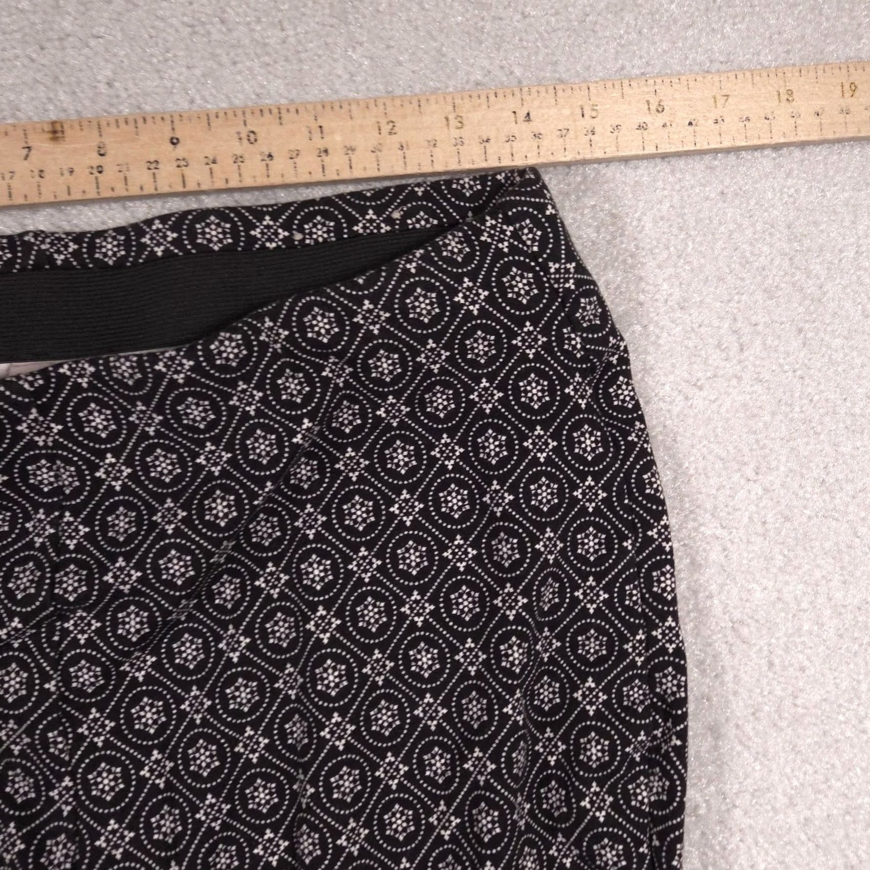 Vintage Chico'S Womens Ponte Skinny Crop Pull On Stretch Black Geometric Pants Size 30" / US 8 / IT 44 - 4 Thumbnail
