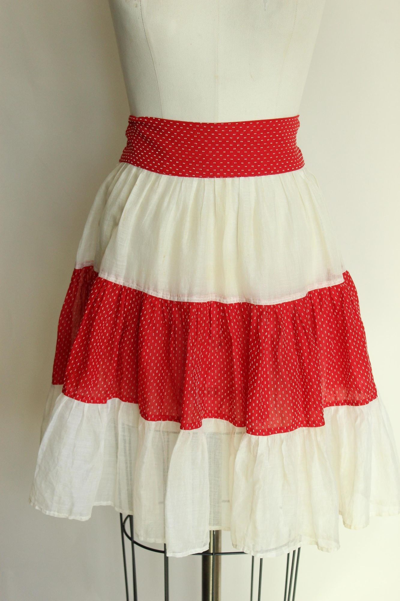 Vintage Vintage 1950s Half Apron, White Cotton Organdy with Red and Size ONE SIZE - 3 Thumbnail