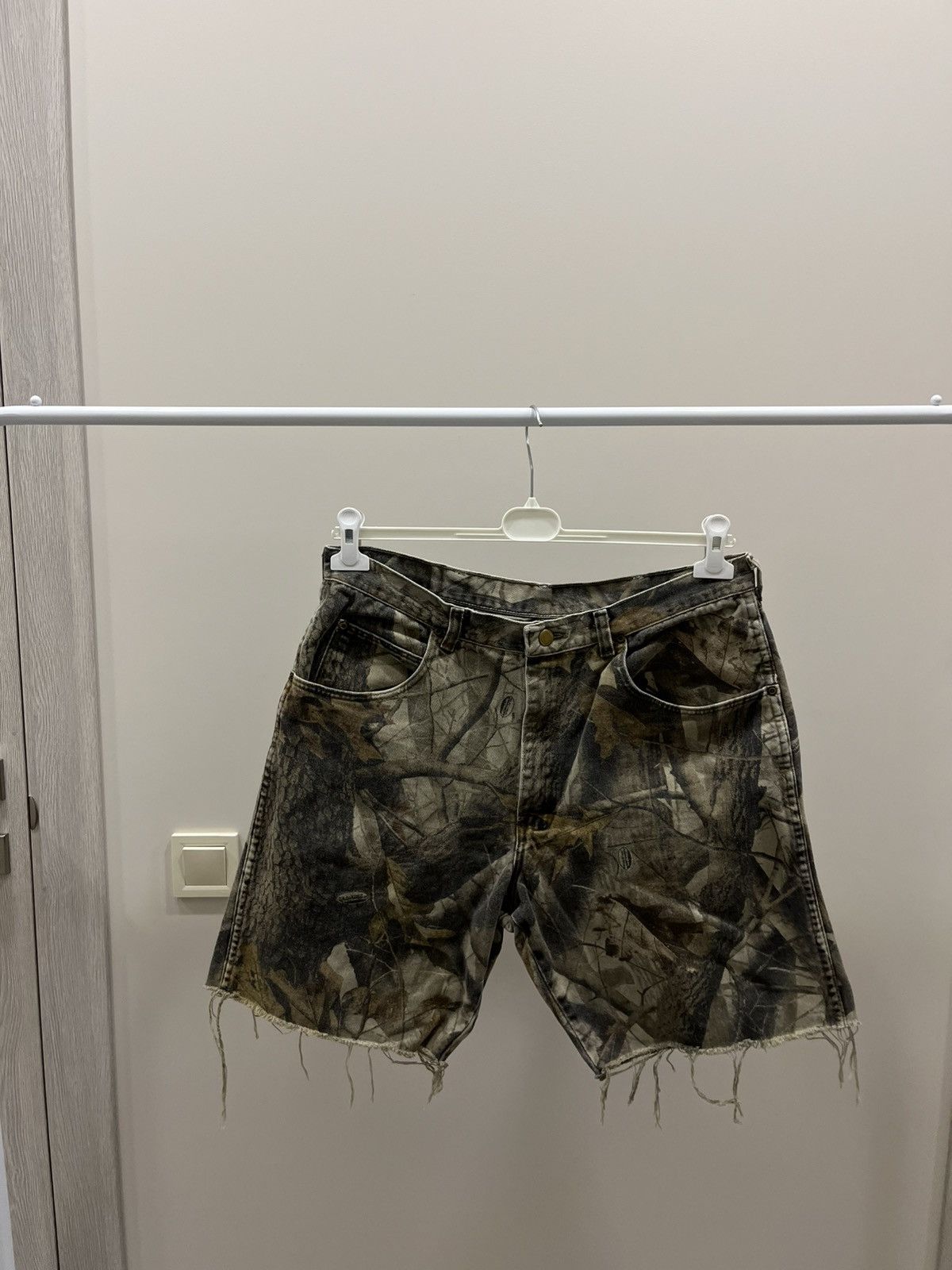 Vintage *RARE* Vintage Wrangler x RealTree Distressed Camo Shorts Size US 32 / EU 48 - 1 Thumbnail
