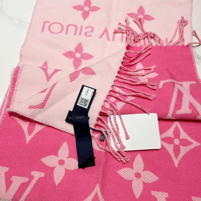 Louis Vuitton Louis Vuitton Pink patchwork white old flower scarf Size ONE SIZE - 2 Thumbnail