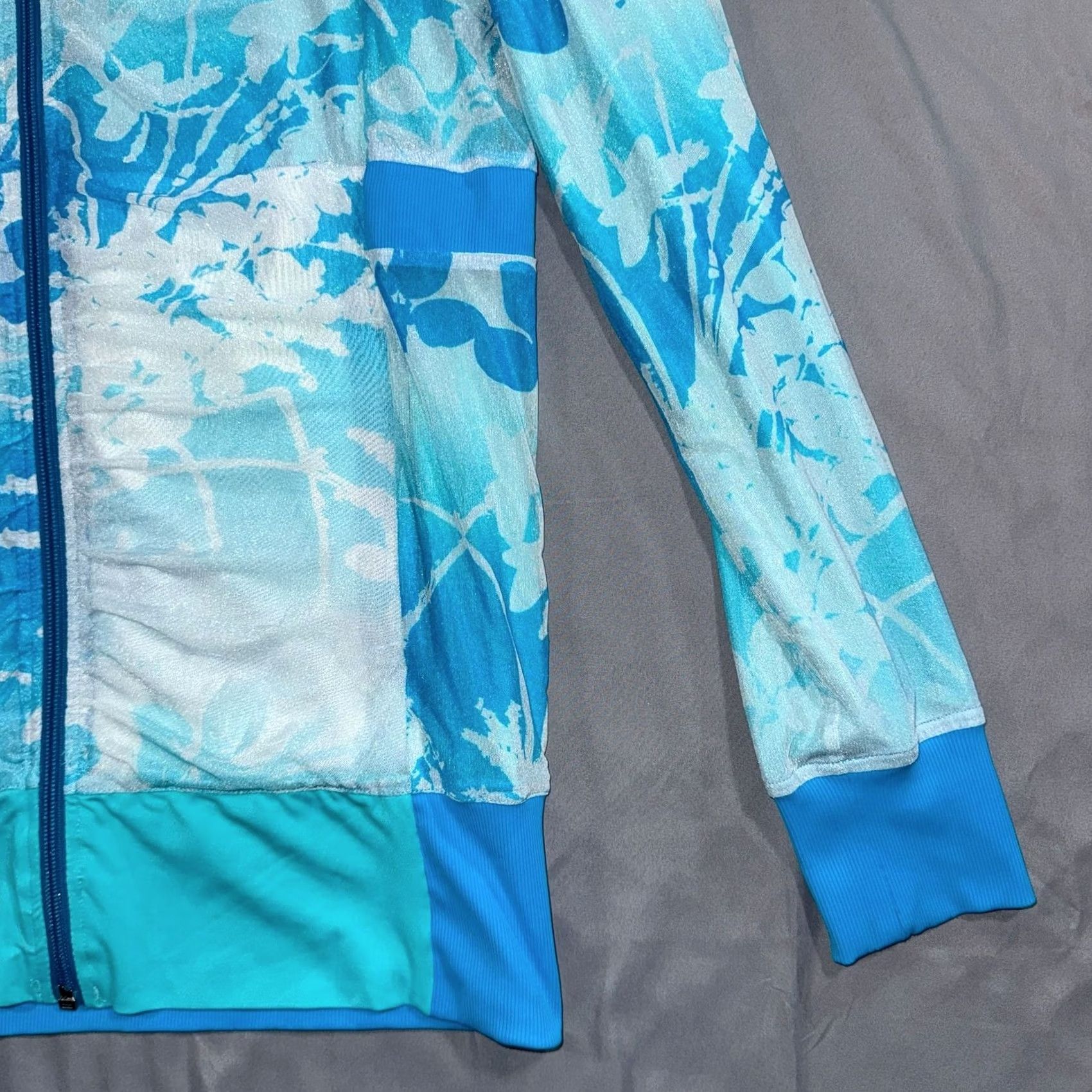 Lululemon Lululemon Reversible Raja Floral Track Jacket Women's Medium Blue Floral Zip Jacket Size M / US 6-8 / IT 42-44 - 6 Thumbnail
