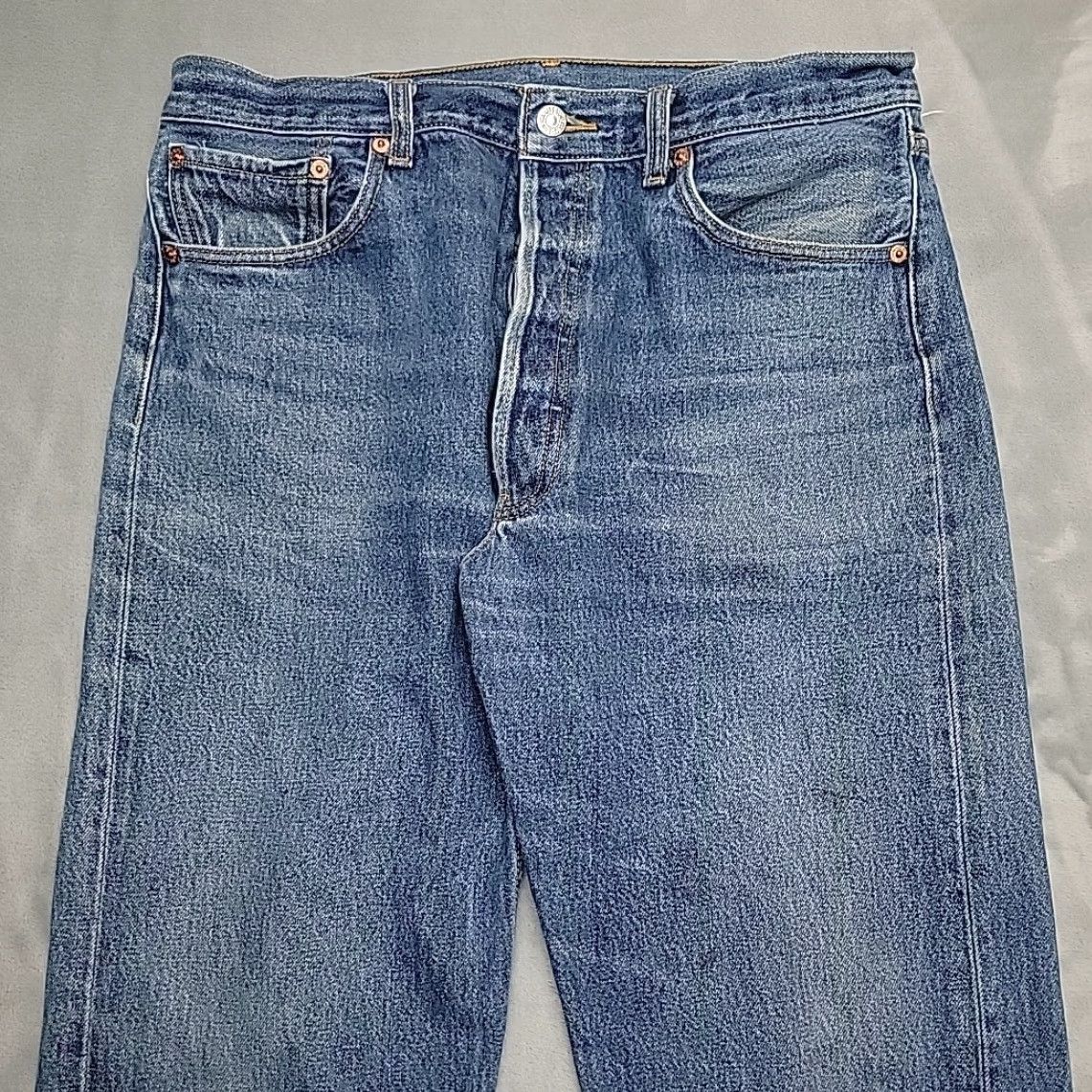 Denime VINTAGE Levis Jeans 501 Mens 34 Regular Blue Denim Straight Leg Button Fly Pants 90s USA Classic Mens Size US 34 / EU 50 - 3 Thumbnail