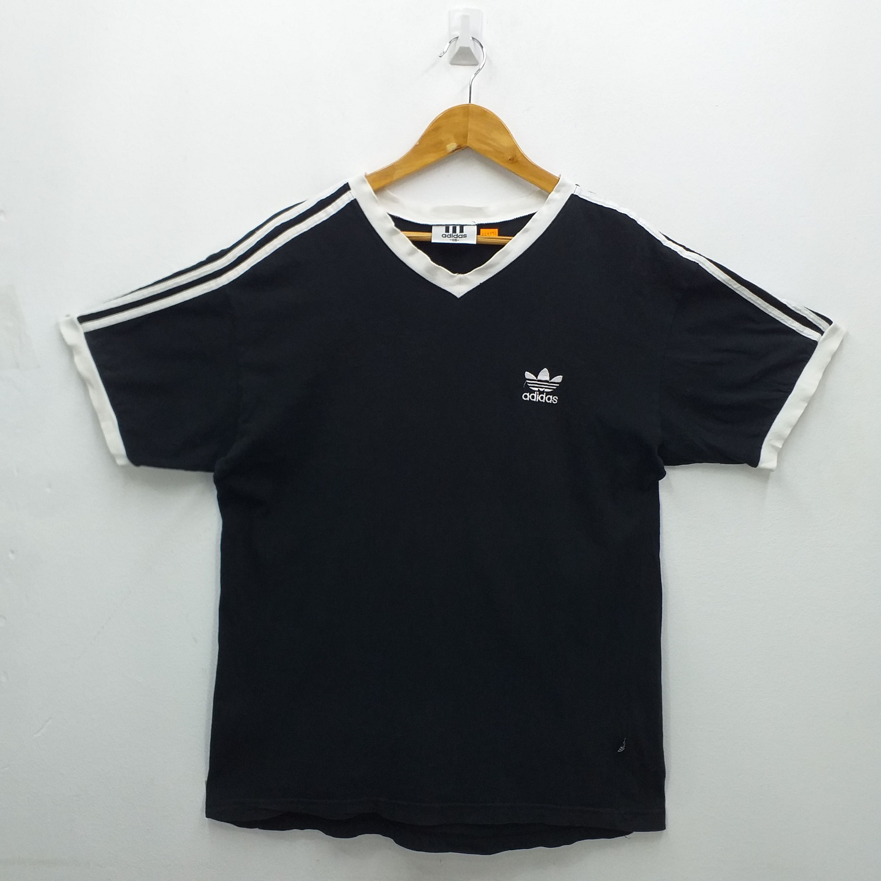 Vintage Adidas Small Logo Embroided Tshirt - E096