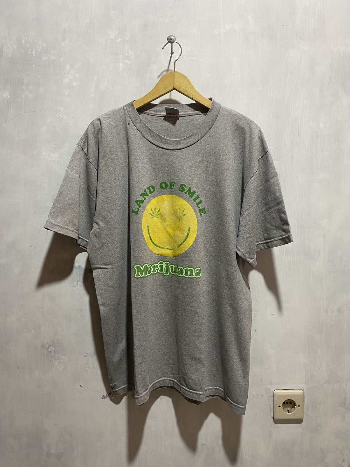Vintage Vtg marijuana land of smile damaged tshirt Size US L / EU 52-54 / 3 - 1 Thumbnail