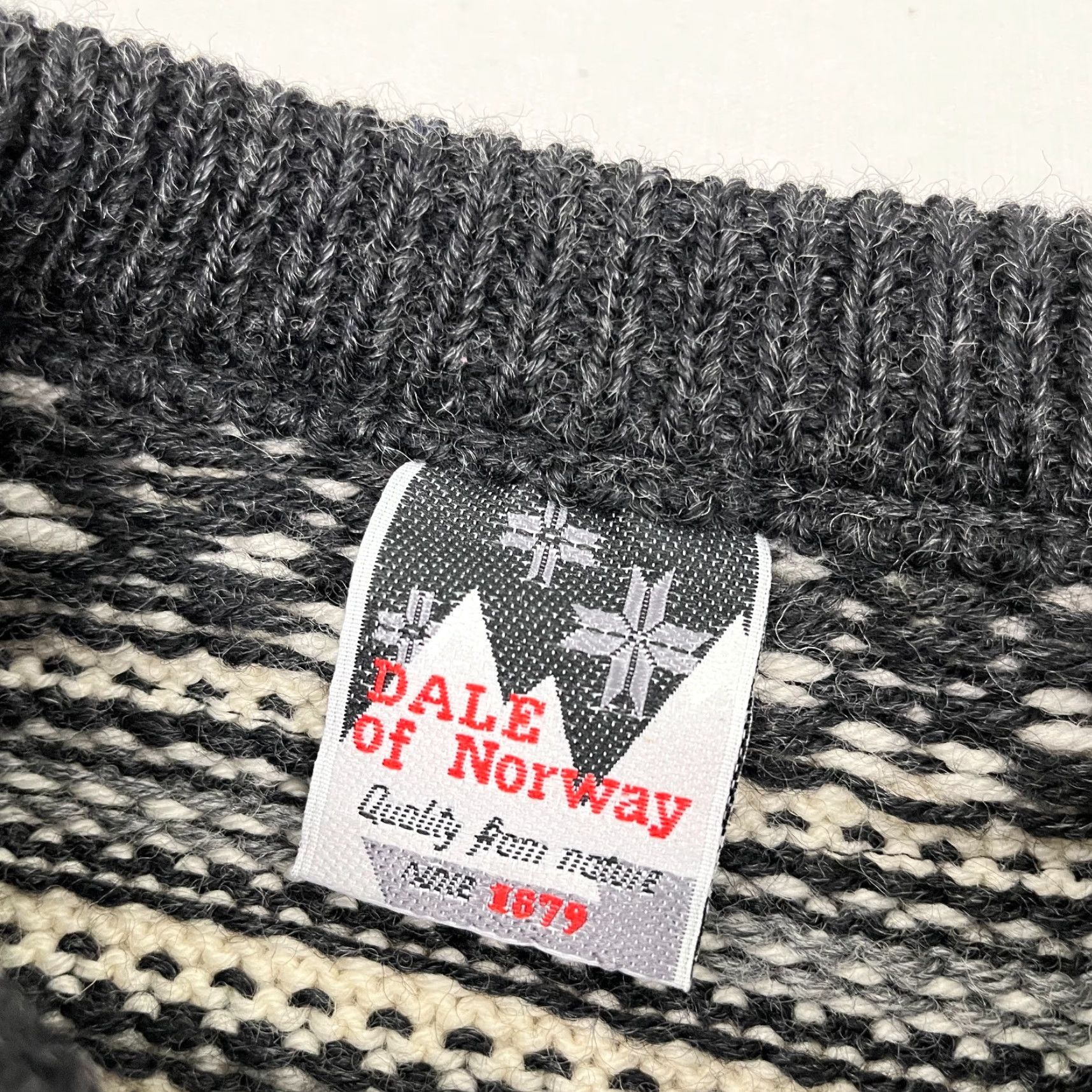 Dale Of Norway VINTAGE Dale of Norway Cardigan Womens Medium 42 Wool Fair Isle Metal Clasp Sweater Size M / US 6-8 / IT 42-44 - 2 Thumbnail