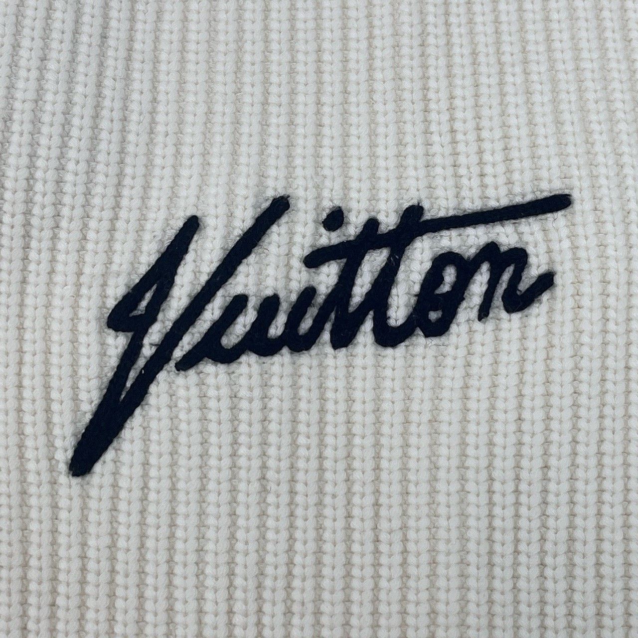 Louis Vuitton Louis Vuitton Creamy white monogrammed logo small V-neck wo Size US M / EU 48-50 / 2 - 8 Thumbnail