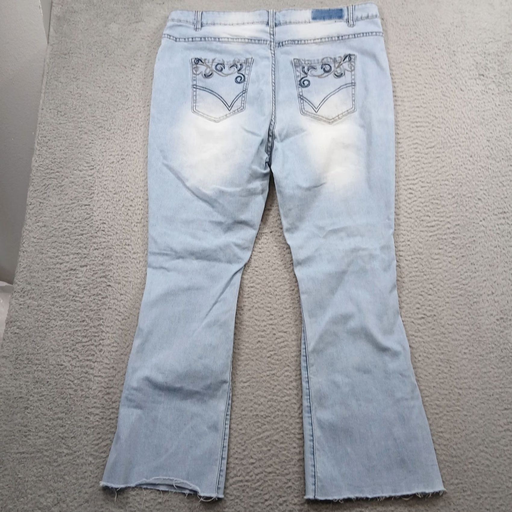 Vintage Suzanne Betro Denim Jeans Women's 18 Light Wash Distressed Flare Frayed EUC Size 40" / US 18 - 3 Thumbnail