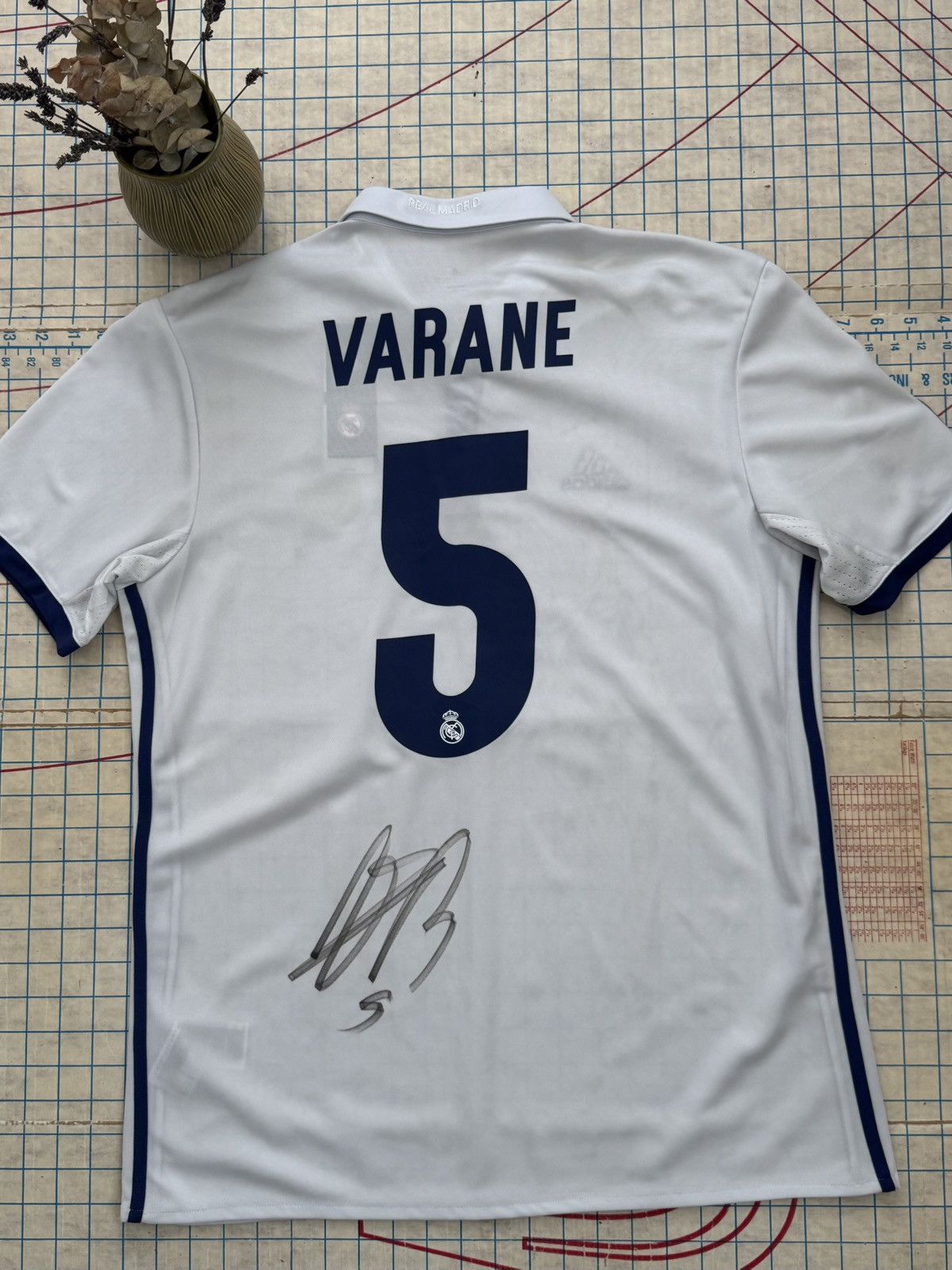 Adidas NWT Signed Raphael Varane Jersey White Real Madrid Adidas L Size US L / EU 52-54 / 3 - 2 Thumbnail
