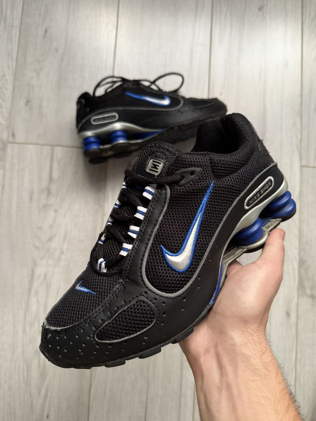 Vintage Nike Shox 2002 logo swoosh sneakers
