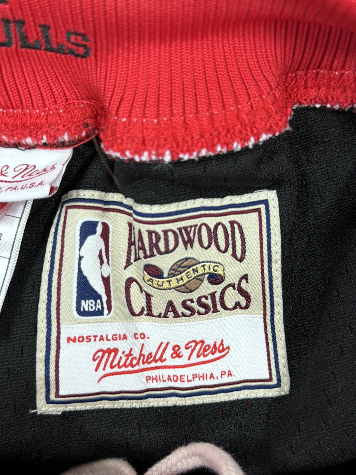 Mitchell & Ness LOGO NBA CHICAGO BULLS BASKETBALL SHORTS Size US 32 / EU 48 - 6 Thumbnail