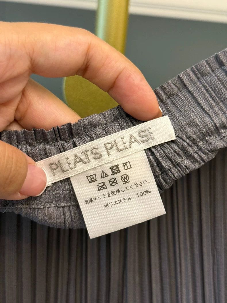 Issey Miyake Issey Miyake size:4 Dark grey pleated trousers Size 31" - 2 Thumbnail