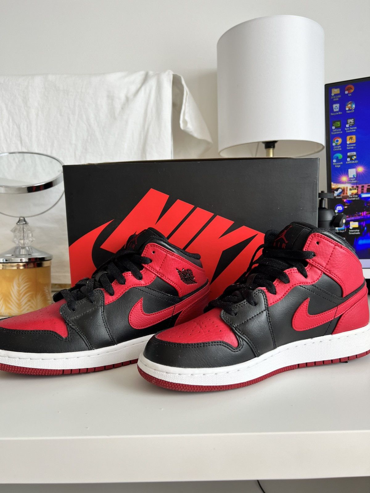 Jordan Brand × Nike 2020 Air Jordan 1 Mid GS 'Banned' Size US 5.5 / EU 38 - 2 Thumbnail