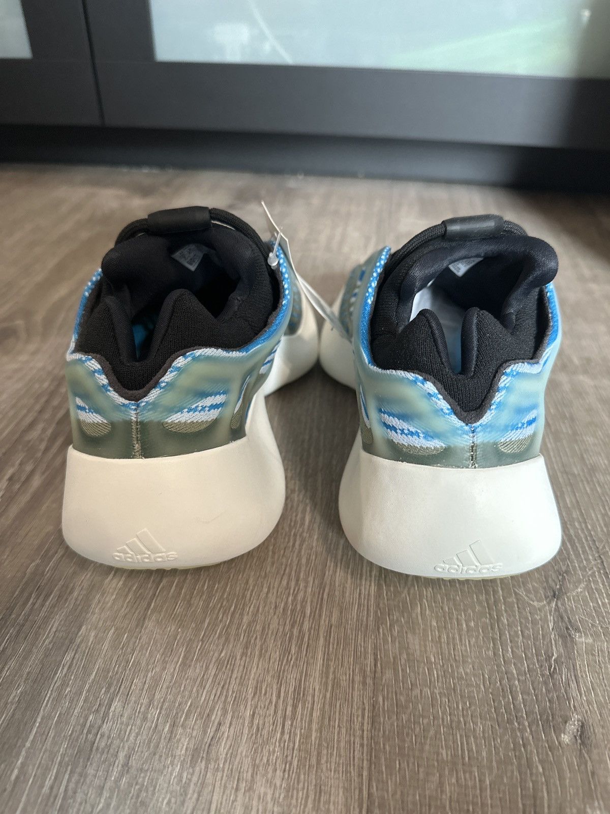 Yeezy Adidas Yeezy 700 v3 arzareth Size US 7 / EU 40 - 4 Thumbnail