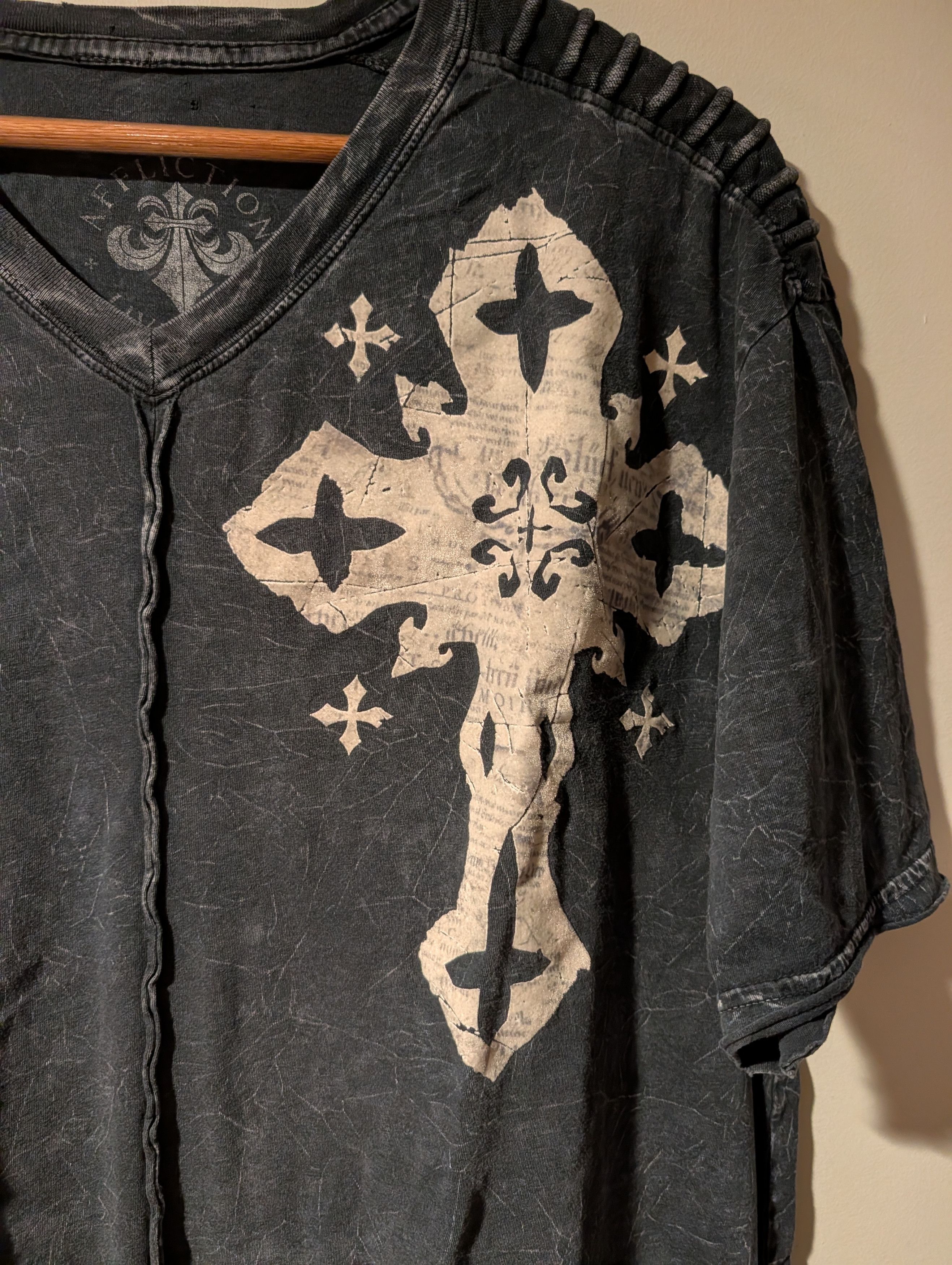 Affliction Affliction Live Fast Winged Cross V-Neck T-Shirt Acid Wash Size US XXL / EU 58 / 5 - 2 Thumbnail