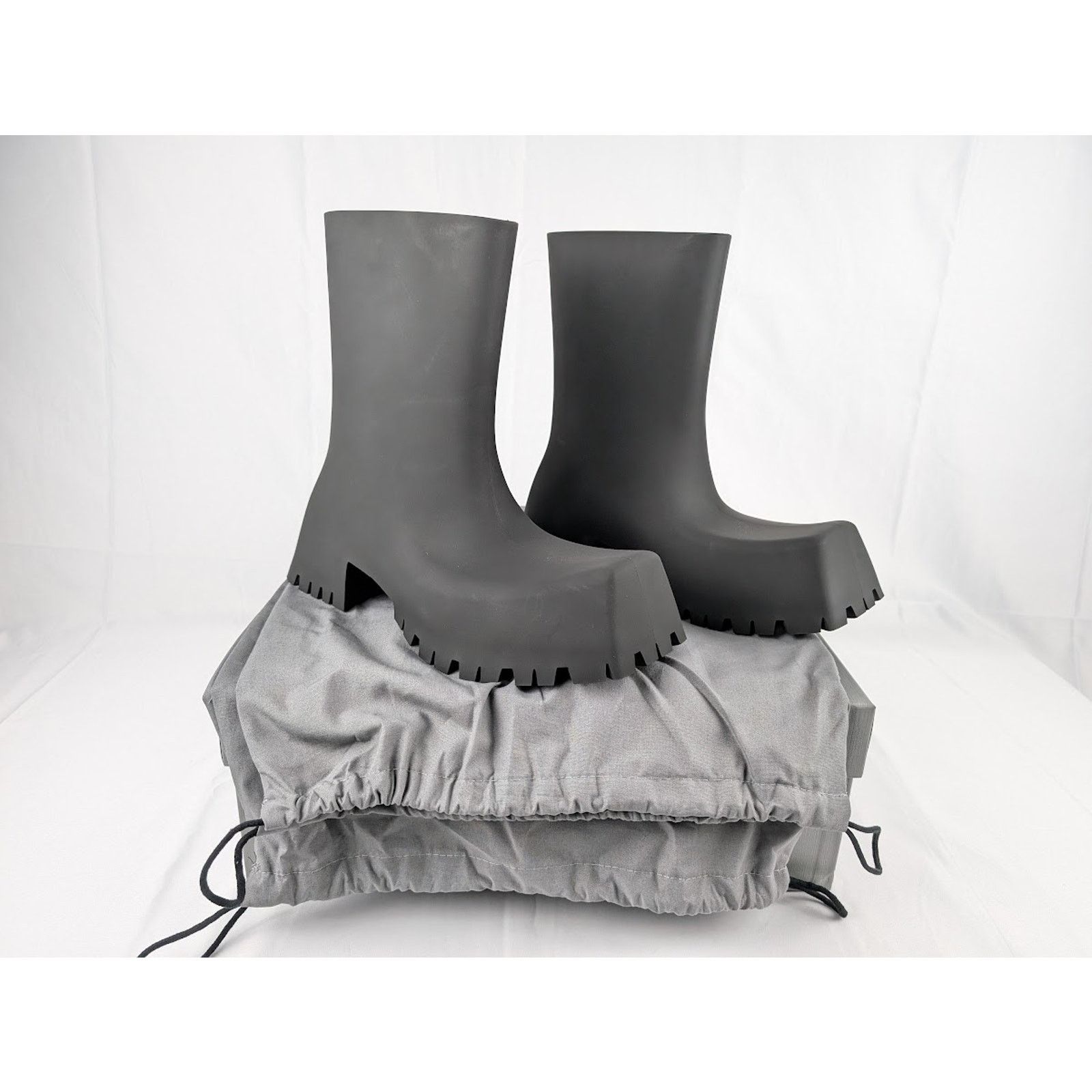 Balenciaga o1rshd1 Trooper Rubber Bootie in Black Size US 10 / EU 43 - 14 Thumbnail