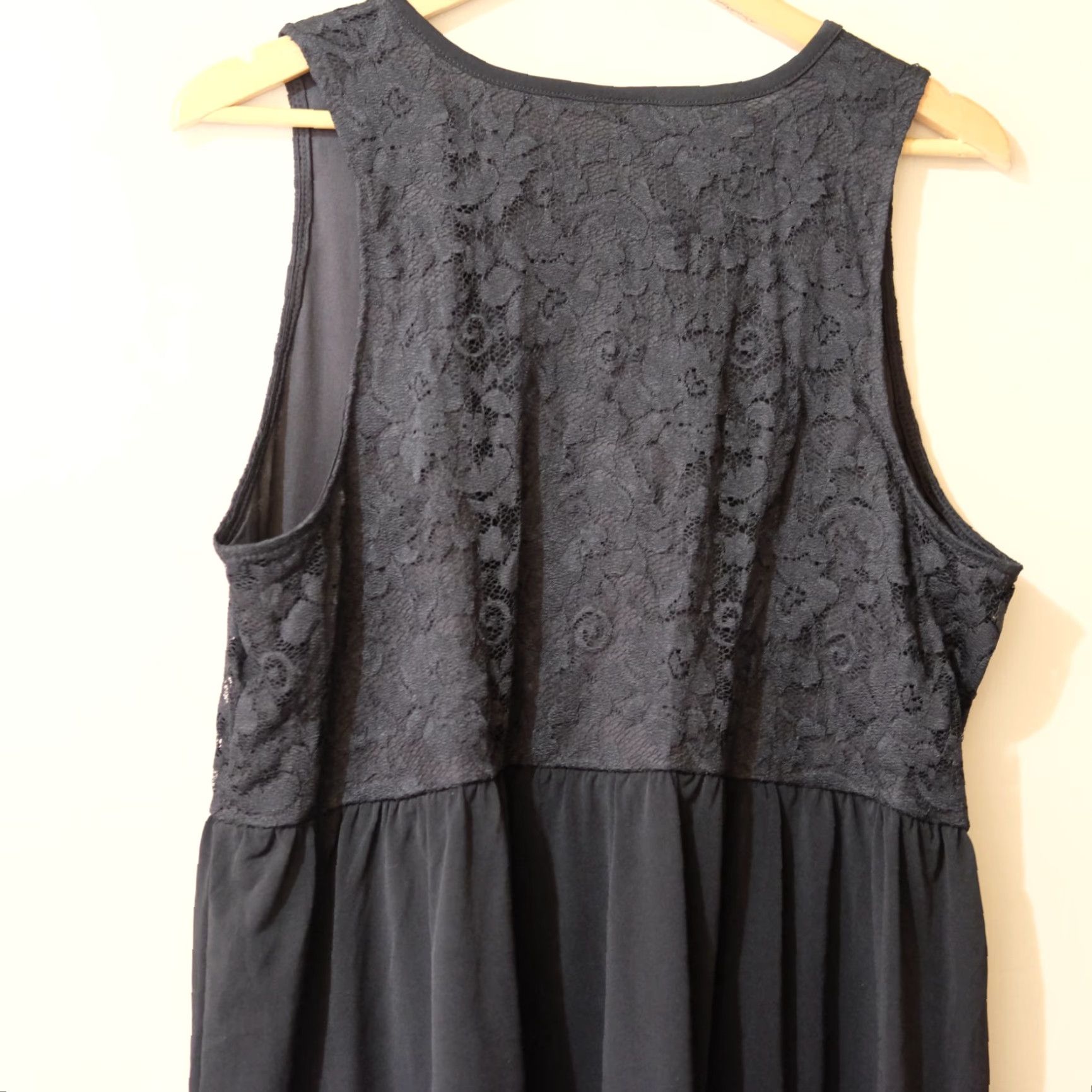 Torrid Torrid Black Lace Top Sleeveless Tunic Women's Size 1 Shirt Blouse Lace Nylon/Spandex Spring Summer VINTAGE? No (omit) Size XS / US 0-2 / IT 36-38 - 5 Thumbnail