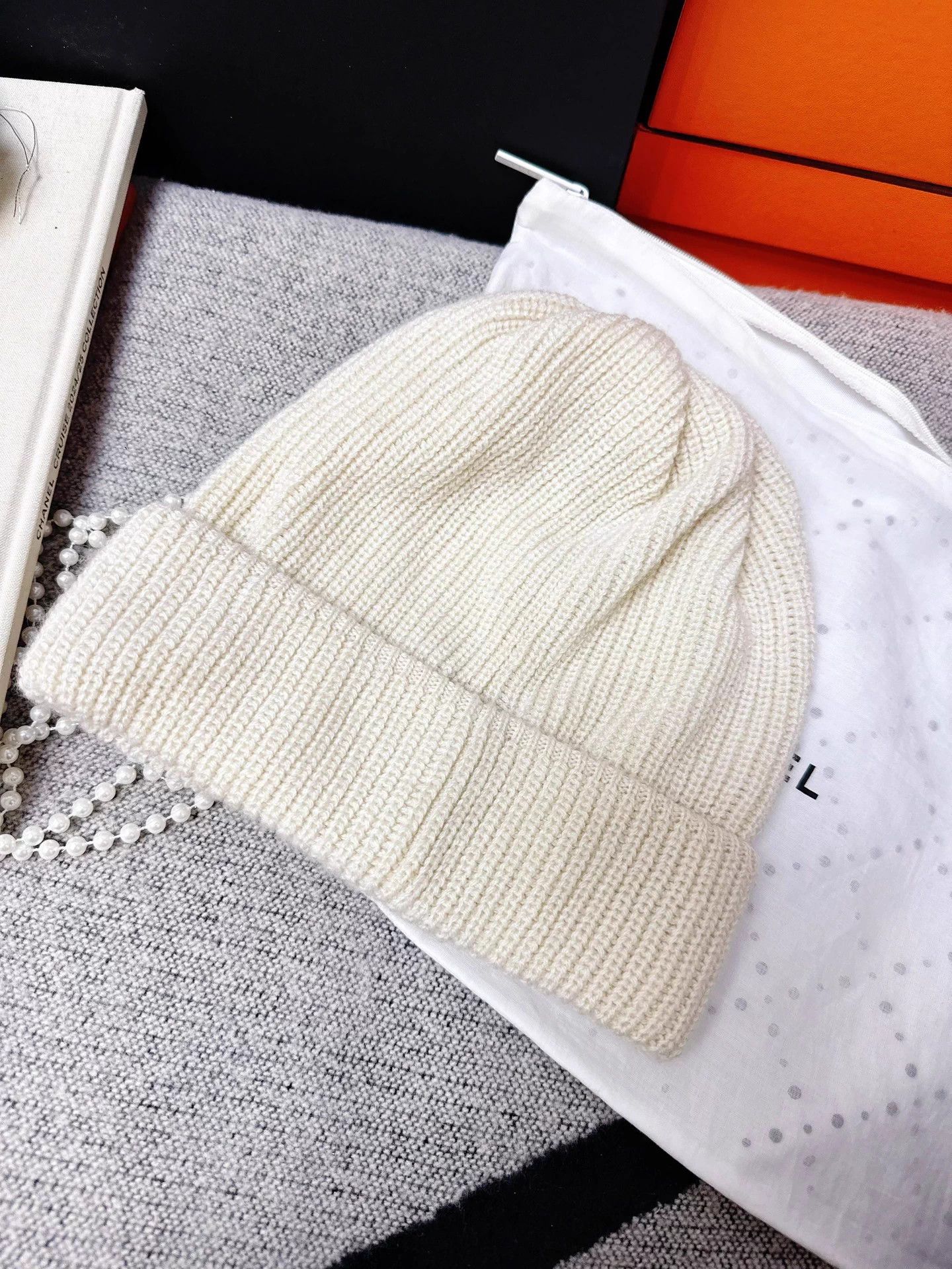 Chanel Chanel 21A White Black Pearl Emb Logo Beanie Size ONE SIZE - 2 Thumbnail