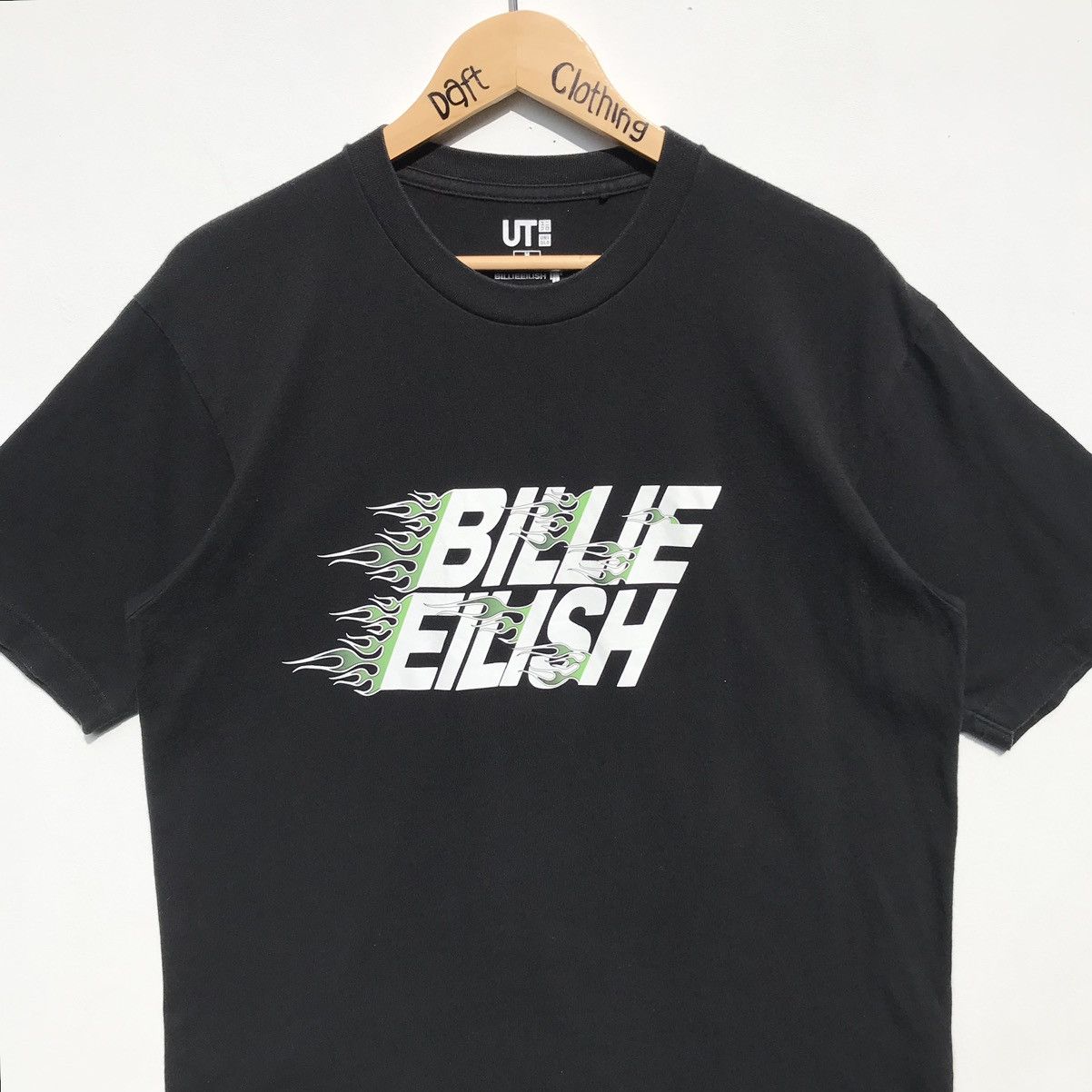 Billie Eilish × Uniqlo Billie Eilish American Singer Songwriter Tee Size US M / EU 48-50 / 2 - 6 Thumbnail