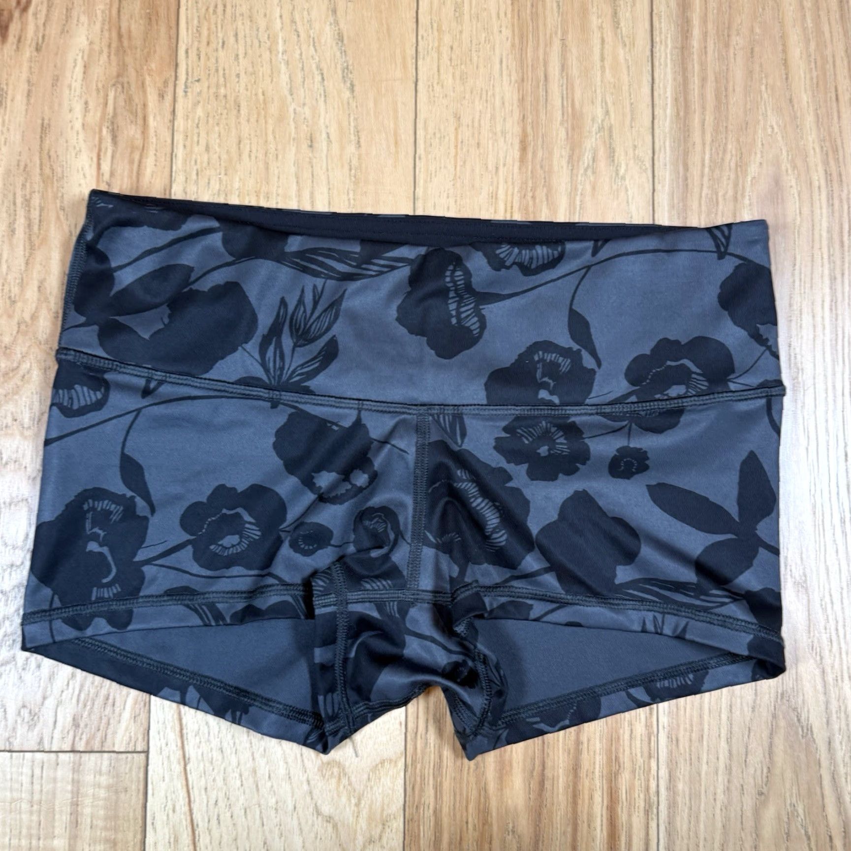 Lululemon Lululemon Boogie Shorts Womens 6 Black Floral Printed Flat Inky Deep Coal Black Activewear Womens Size 6 Floral Pattern Shorts Womens Mens? Size 28" / US 6 / IT 42 - 4 Thumbnail