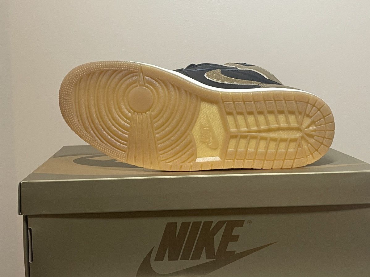 Jordan Brand × Nike Air Jordan 1 Rétro High OG “Black and Gold” Size US 9 / EU 42 - 4 Thumbnail