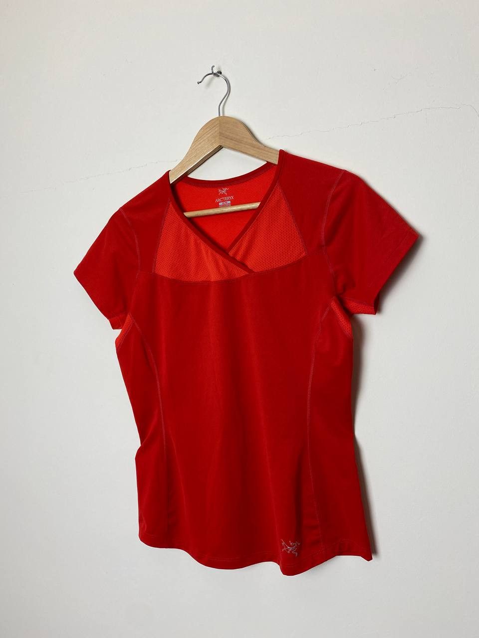 Arc'teryx × Vintage Vintage Arc'Teryx V-Neck Small Logo Women's T-Shirt Size M / US 6-8 / IT 42-44 - 4 Thumbnail