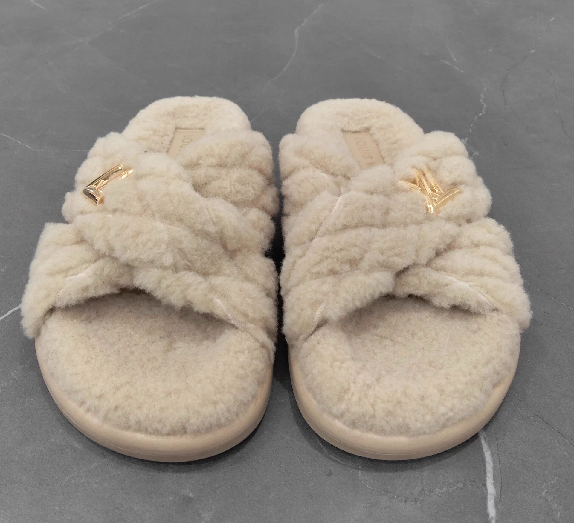 Louis Vuitton LV Xmas Limited Fur Slippers 36 Size US 5 / IT 35 - 4 Thumbnail