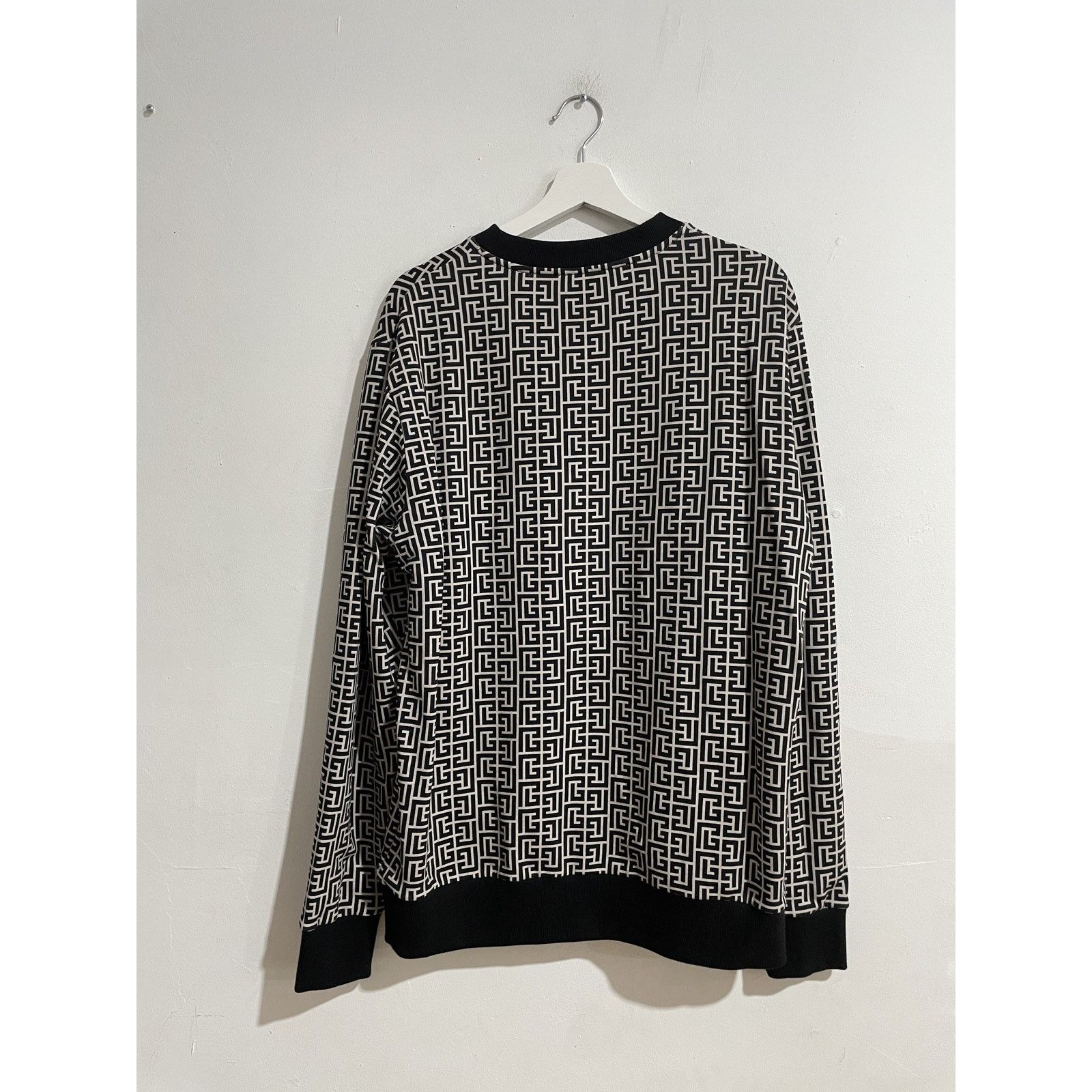 Balmain BALMAIN MONOGRAM CREST CREWNECK SWEATSHIRT SIZE XL PREOWNED Size US XL / EU 56 / 4 - 2 Thumbnail