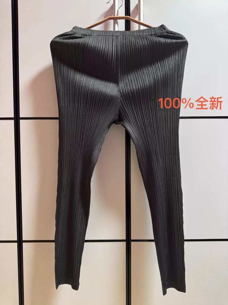 Issey Miyake Issey Miyake size:3 Black pleated trousers Size 22" - 1 Thumbnail