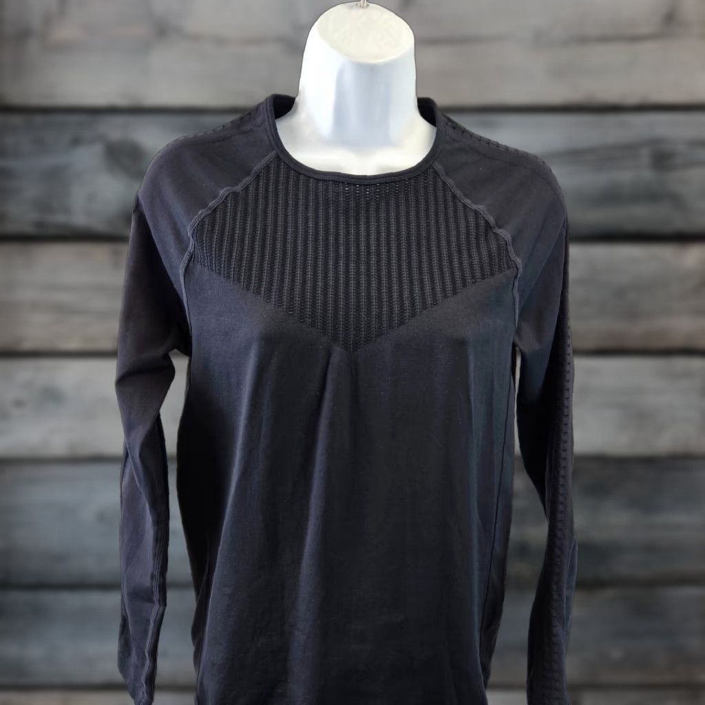 Fabletics Fabletics Womens Long Sleeve Top M Black Perforated Shirt Womens Size M / US 6-8 / IT 42-44 - 1 Thumbnail