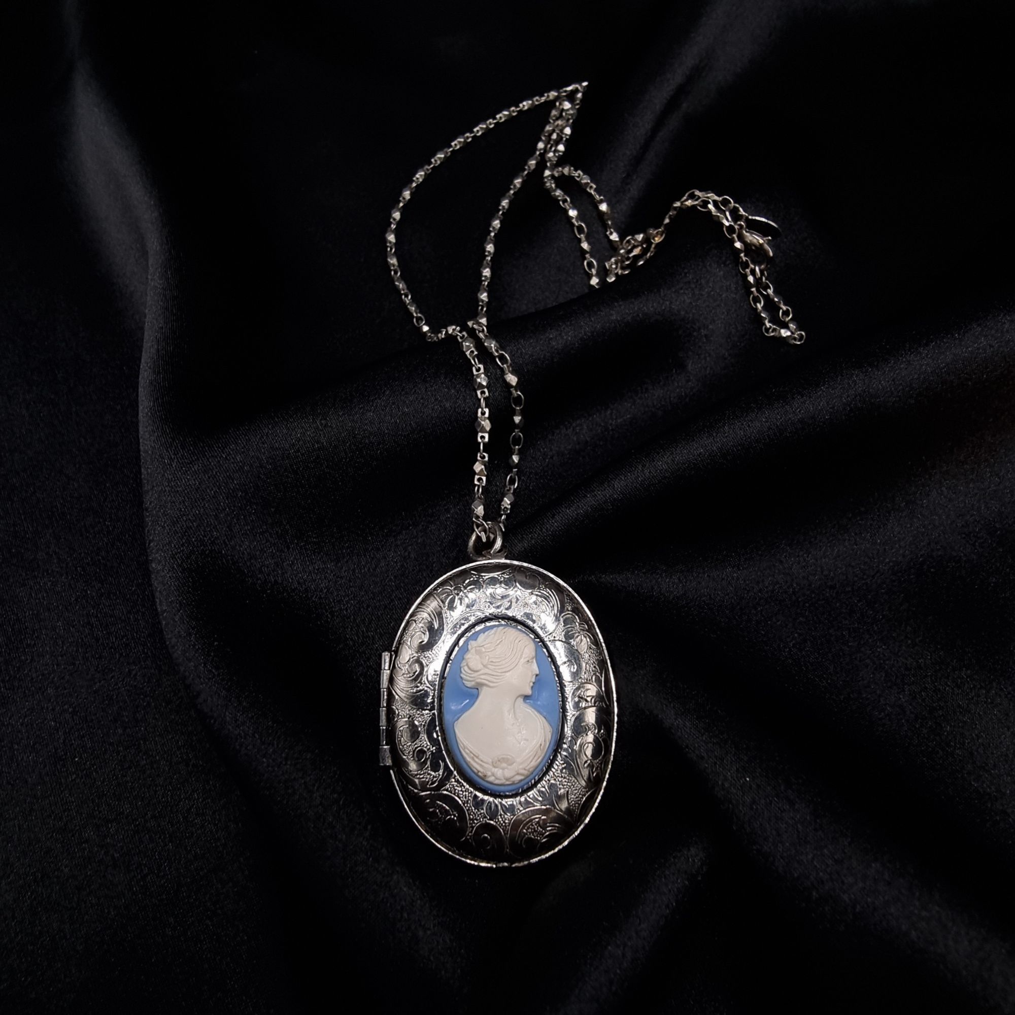 Vintage Vintage 1980's-1990's Silver Oval Locket Necklace With Blue Size ONE SIZE - 1 Thumbnail