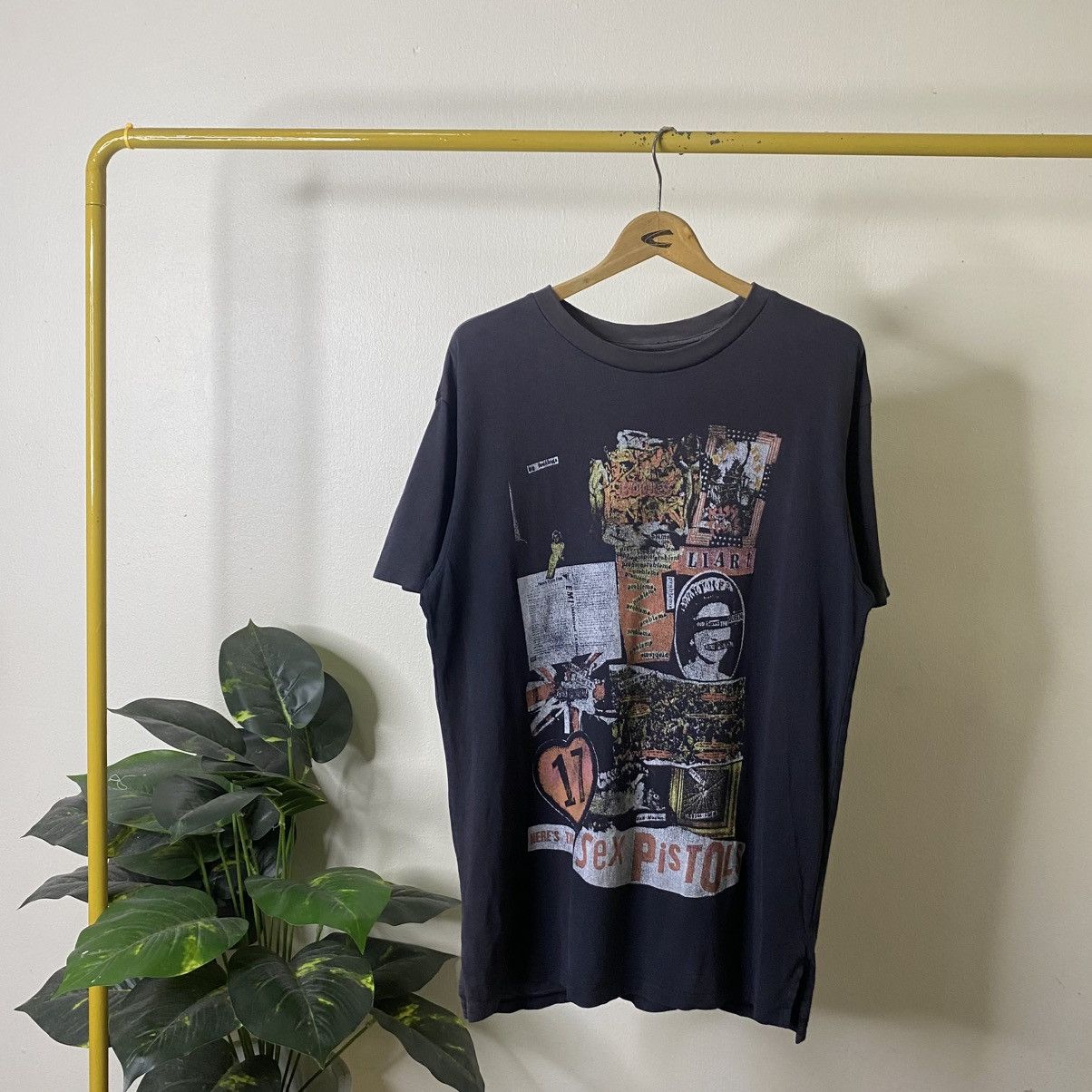 Band Tees Sex Pistols Seditionaries Punk Sid Vicious Faded Black Tee Size US L / EU 52-54 / 3 - 1 Thumbnail