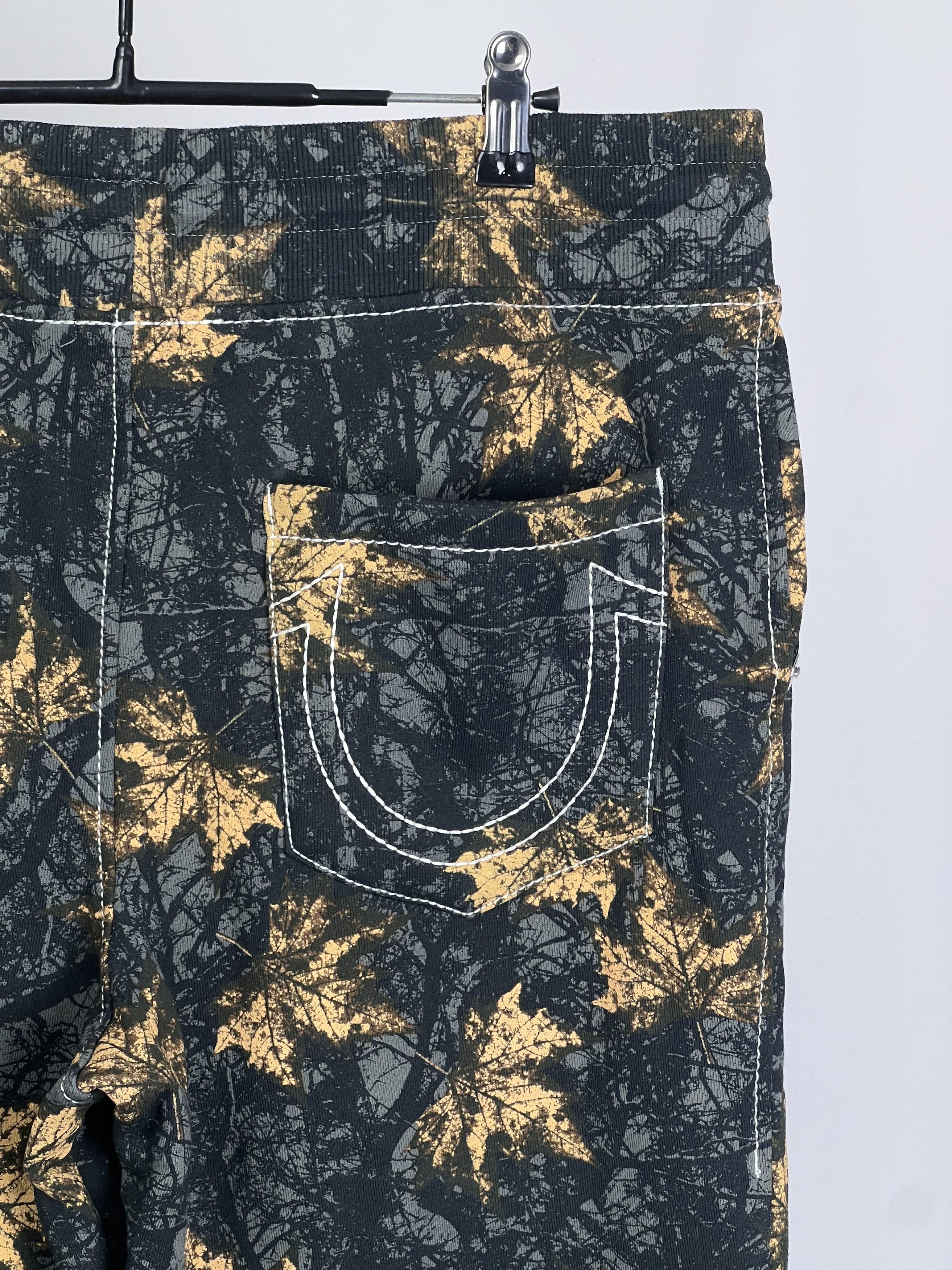 True Religion BRAND NEW BIG T LEAF CAMO LOGO JOGGER SIZE L Size US 34 / EU 50 - 7 Thumbnail