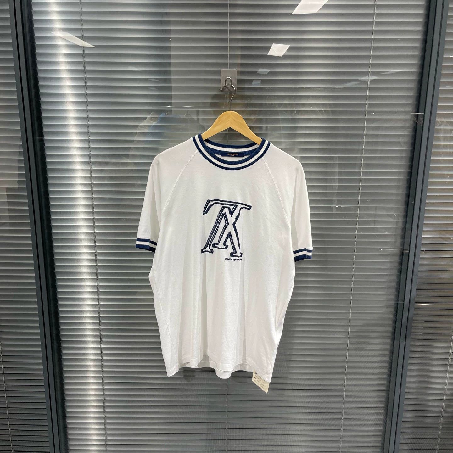 Louis Vuitton LV Reverse Logo Embroidered White/Blue T XL Mint Size US XL / EU 56 / 4 - 1 Thumbnail