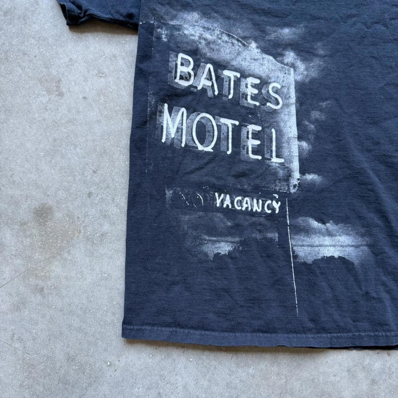Other Psycho Room Service “Bates Motel” Horror Faded Y2K T-Shirt Size US XL / EU 56 / 4 - 3 Thumbnail