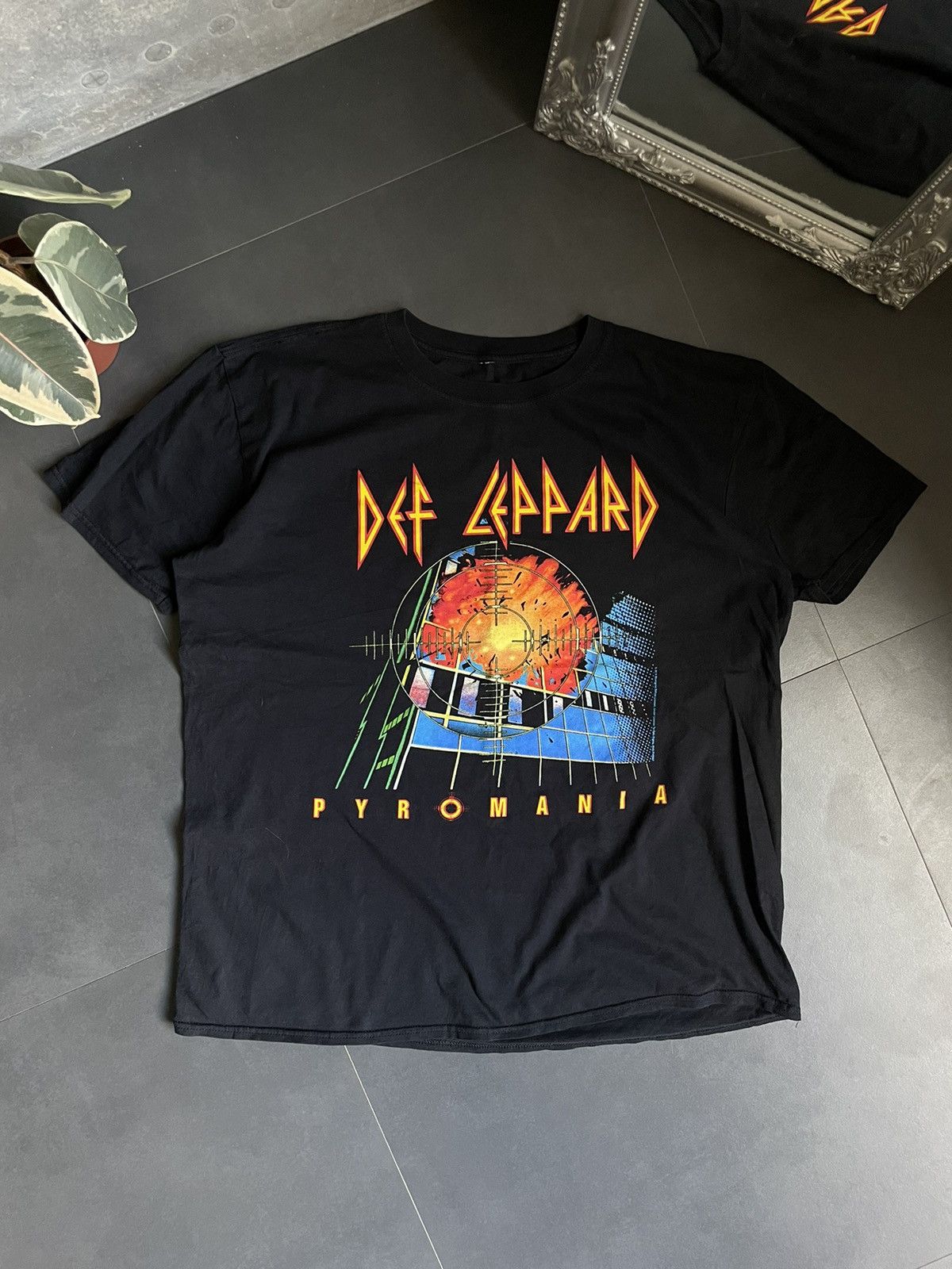 Band Tees × Def Leppard × Vintage Rare Vintage Y2k Adult Def Leppard Pyromania Tee Y2k 90’s Size US XL / EU 56 / 4 - 4 Thumbnail