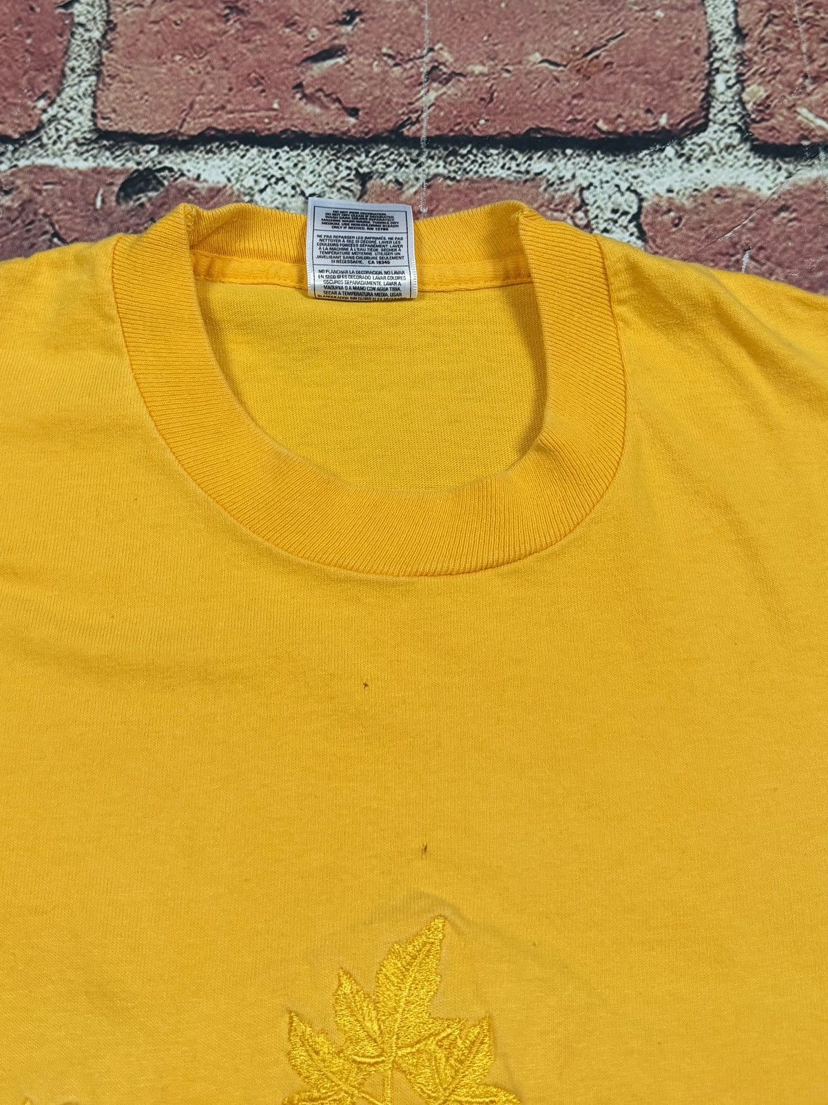 Fruit Of The Loom Vintage Niagara Falls Canada Maple Leaf Single Stitch Tee Size US S / EU 44-46 / 1 - 7 Thumbnail