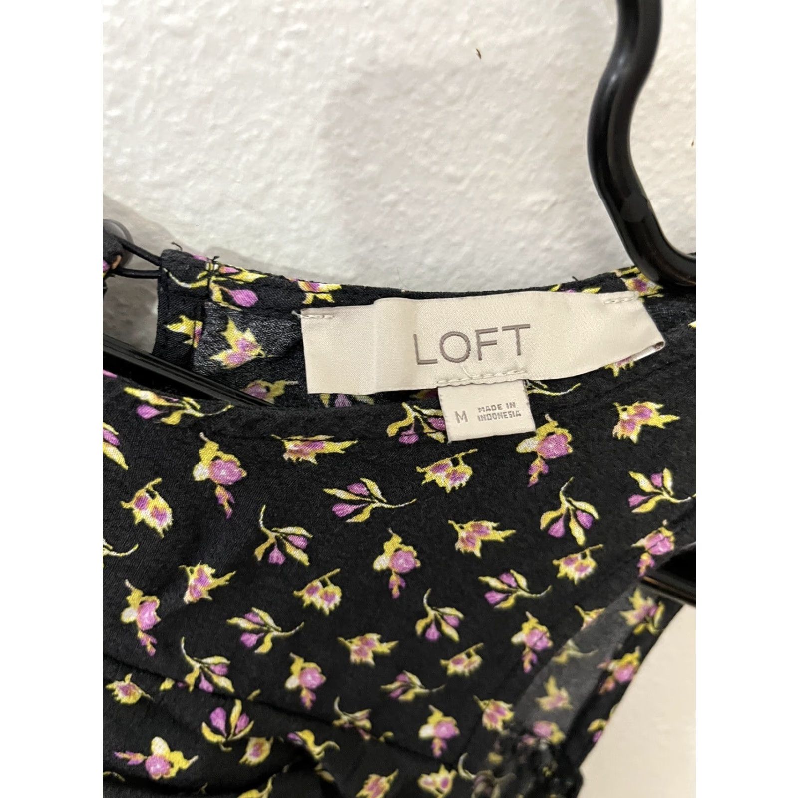 Loft Ann Taylor Loft tshirt- with open shoulder sleeves size Medium Black Floral Shirt Size M / US 6-8 / IT 42-44 - 2 Thumbnail