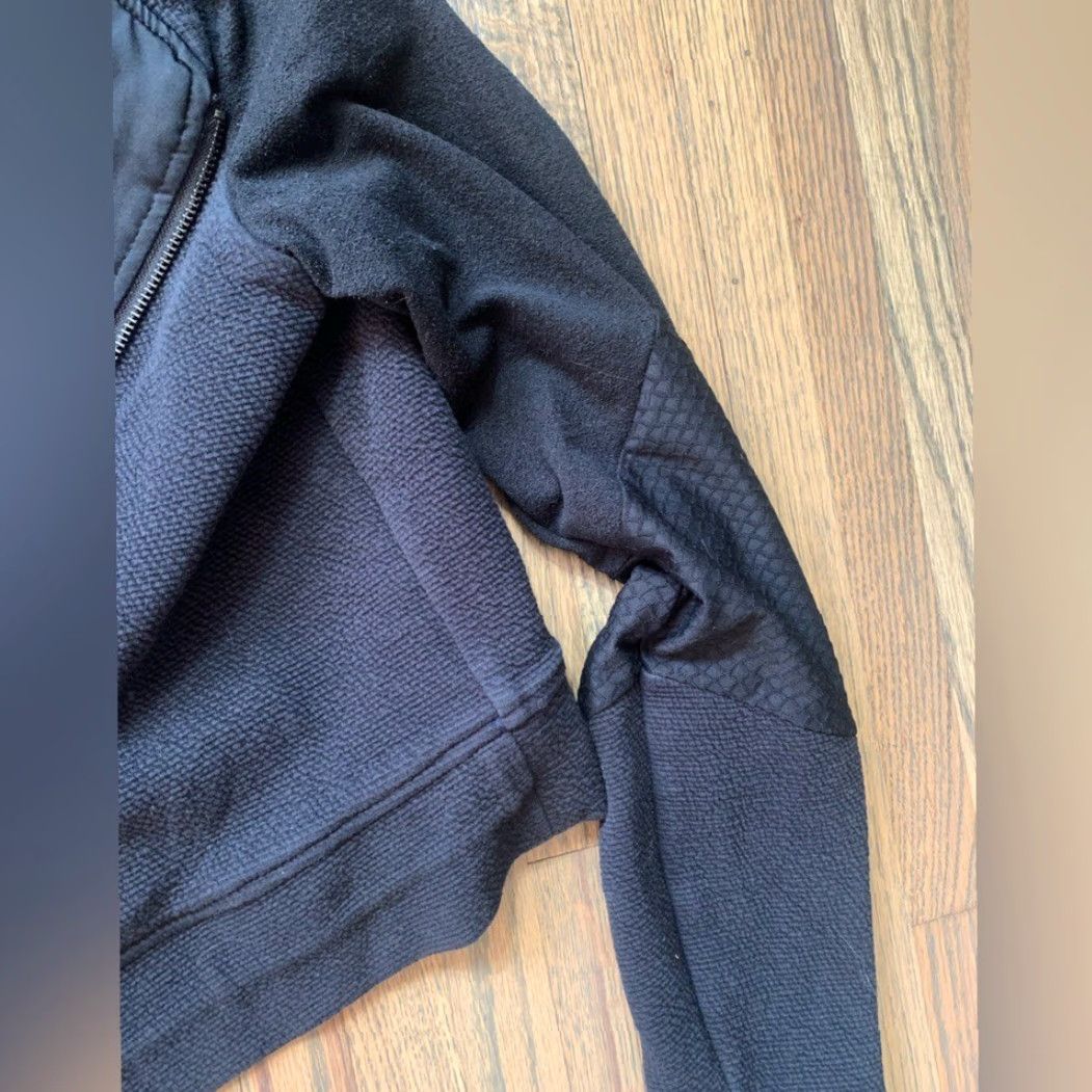 Gymshark **Gymshark Women's Black Cropped Zip Up Hoodie** User: **Gymshark Women's Black Cropped Zip-Up Hoodie** Size M / US 6-8 / IT 42-44 - 4 Thumbnail