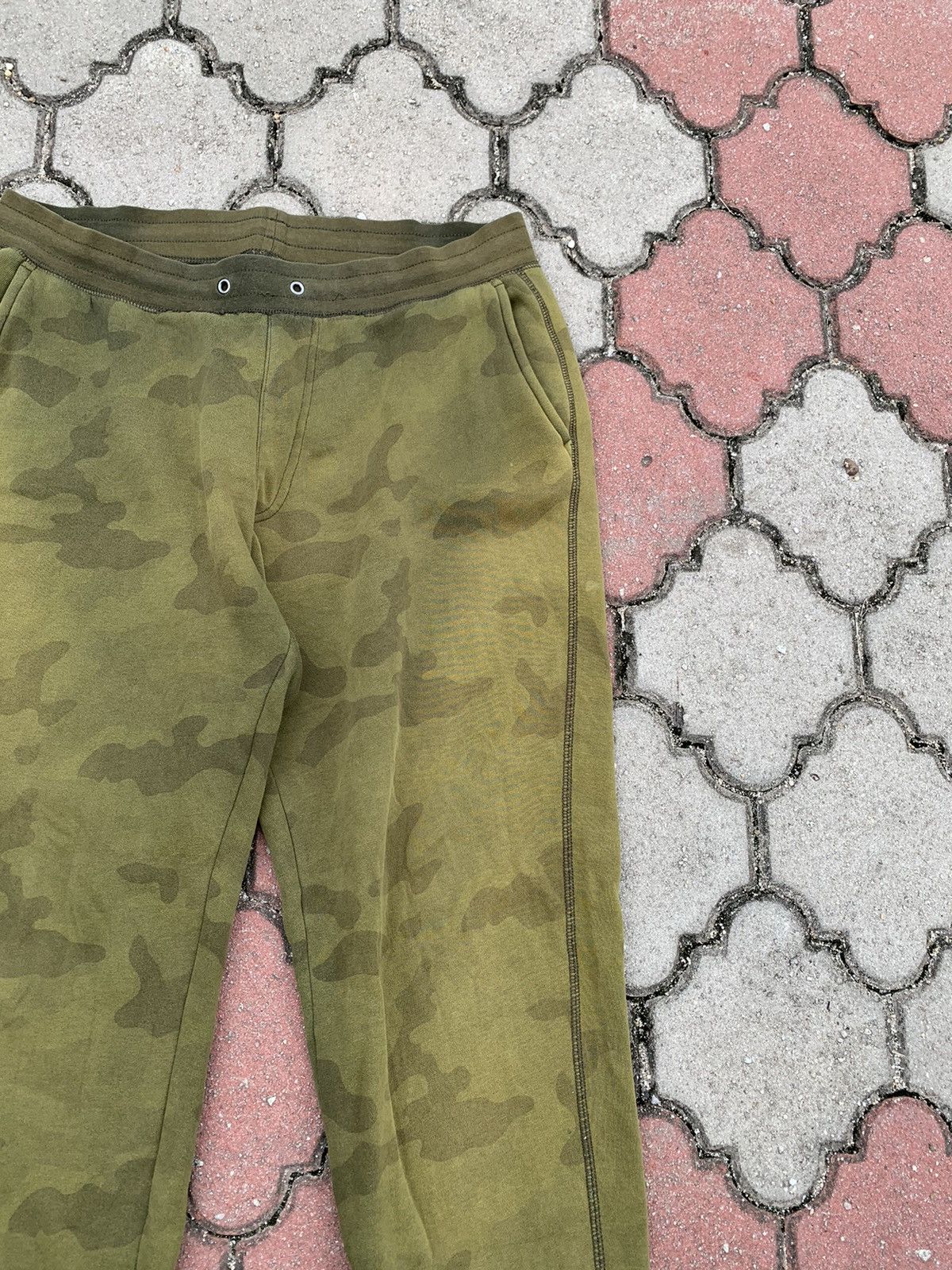 Japanese Brand × Uniqlo Steals! Uniqlo Green Camo Joggers Sweatpants Size US 35 - 5 Thumbnail