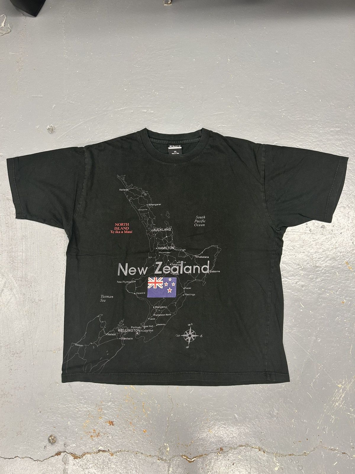 Vintage Crazy Vintage Y2K New Zealand Black Graphic Art Tee Shirt Size US XXL / EU 58 / 5 - 1 Thumbnail