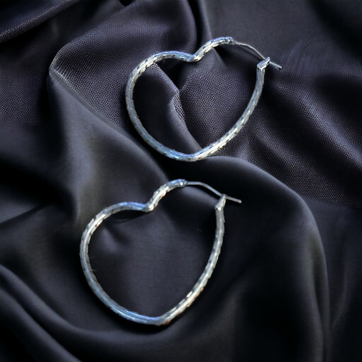 Other Silver tone heart shaped hoop earrings Size ONE SIZE - 1 Thumbnail