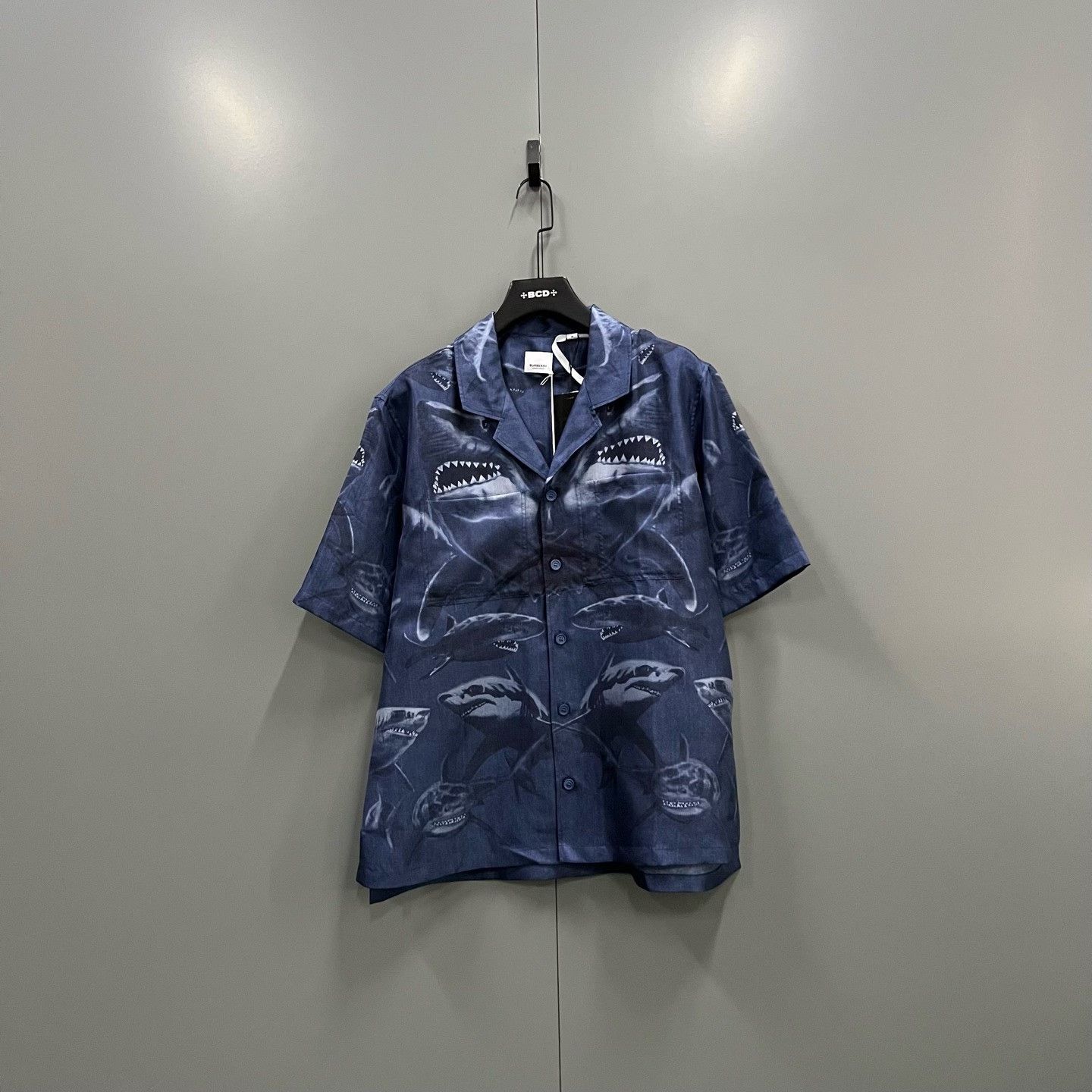 Burberry Burberry Shark Shirt m Men Size US M / EU 48-50 / 2 - 1 Thumbnail